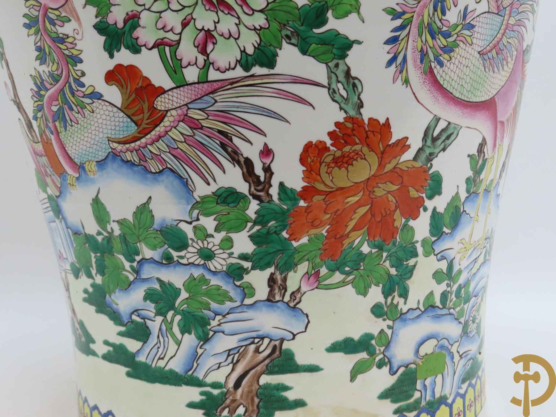 Porseleinen grote dekselpotiche met fenixvogels, pioenrozen en accanthusranken - met bijhorende sokkel in Chinese stijl - Samson