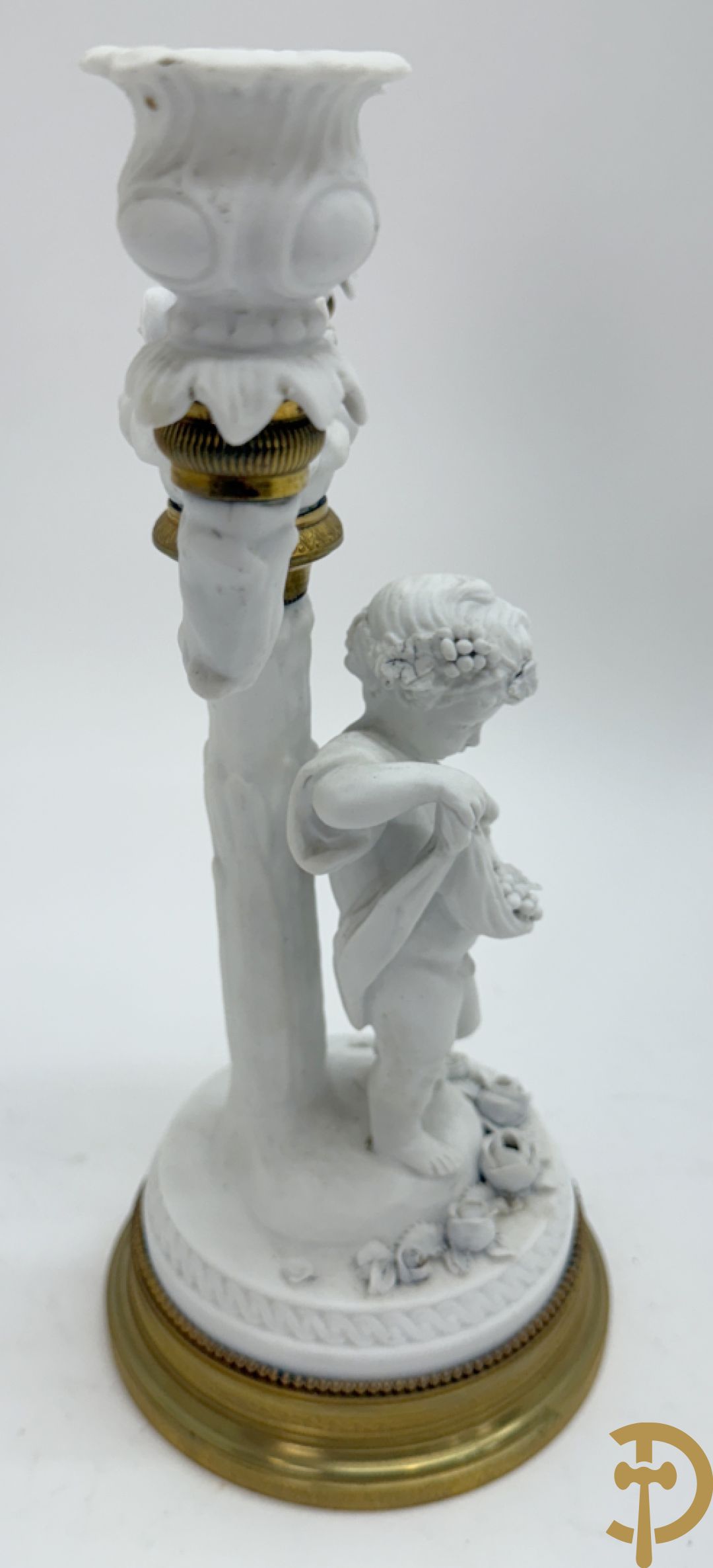 Paar biscuit kandelaars met cupido