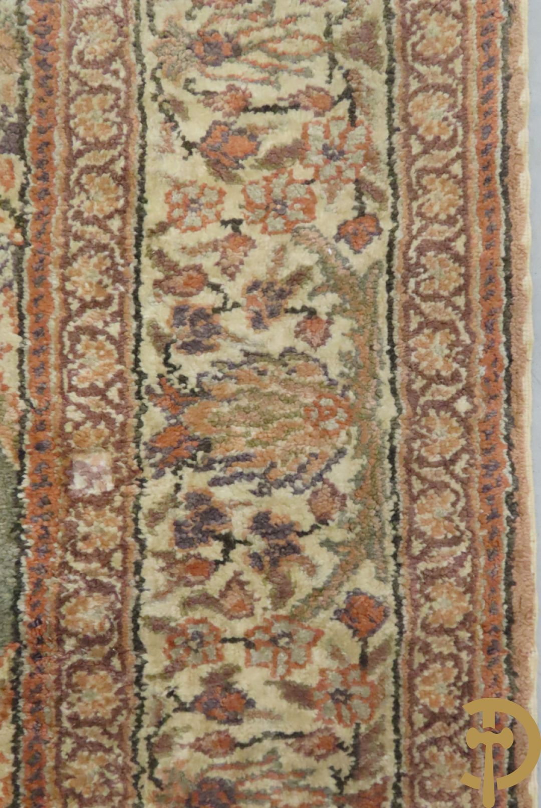 Oosters handgeknoopt tapijt met centraal decor en bloemenmotieven