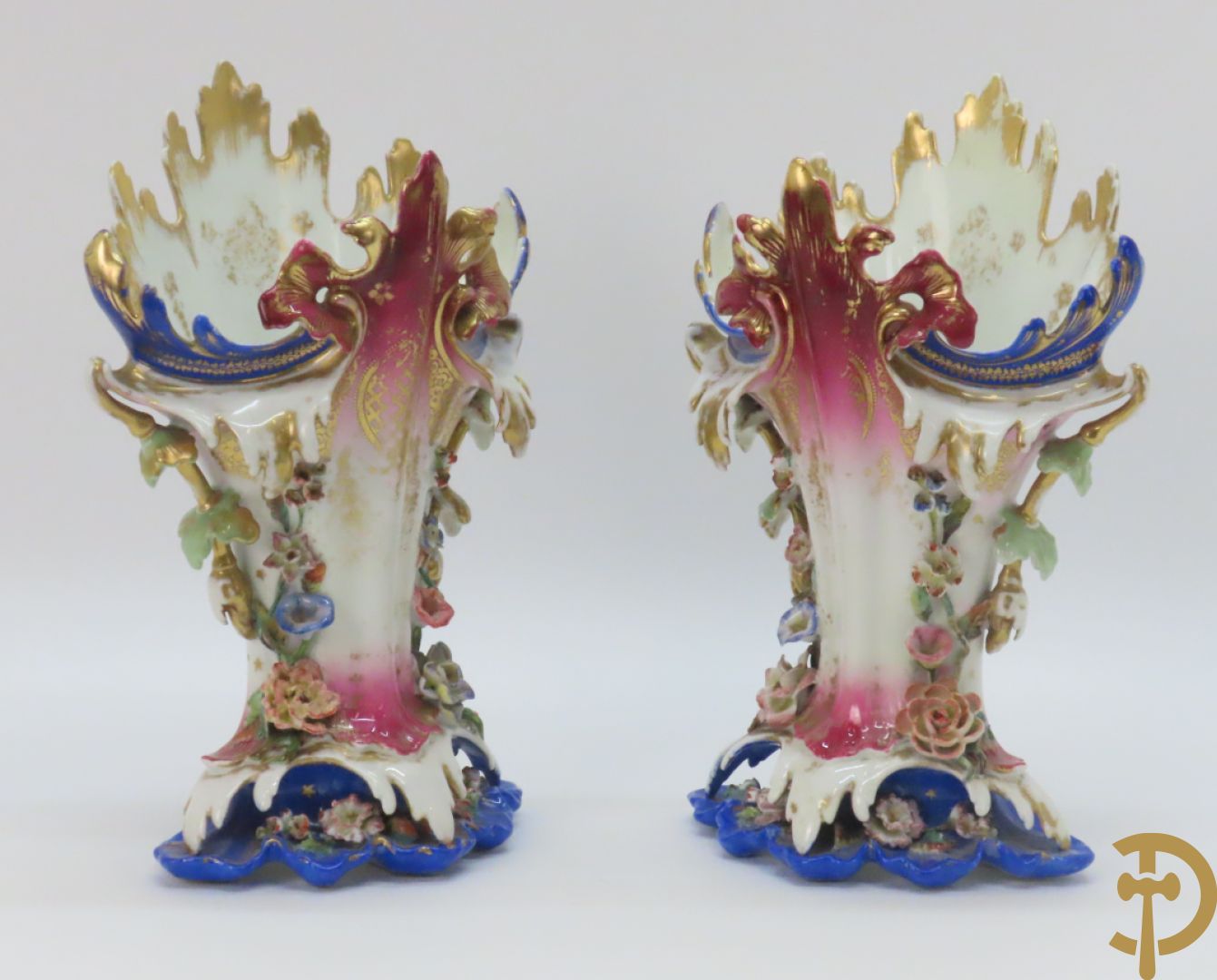 Paar Vieux Paris cornetvazen met rocailles, 19e