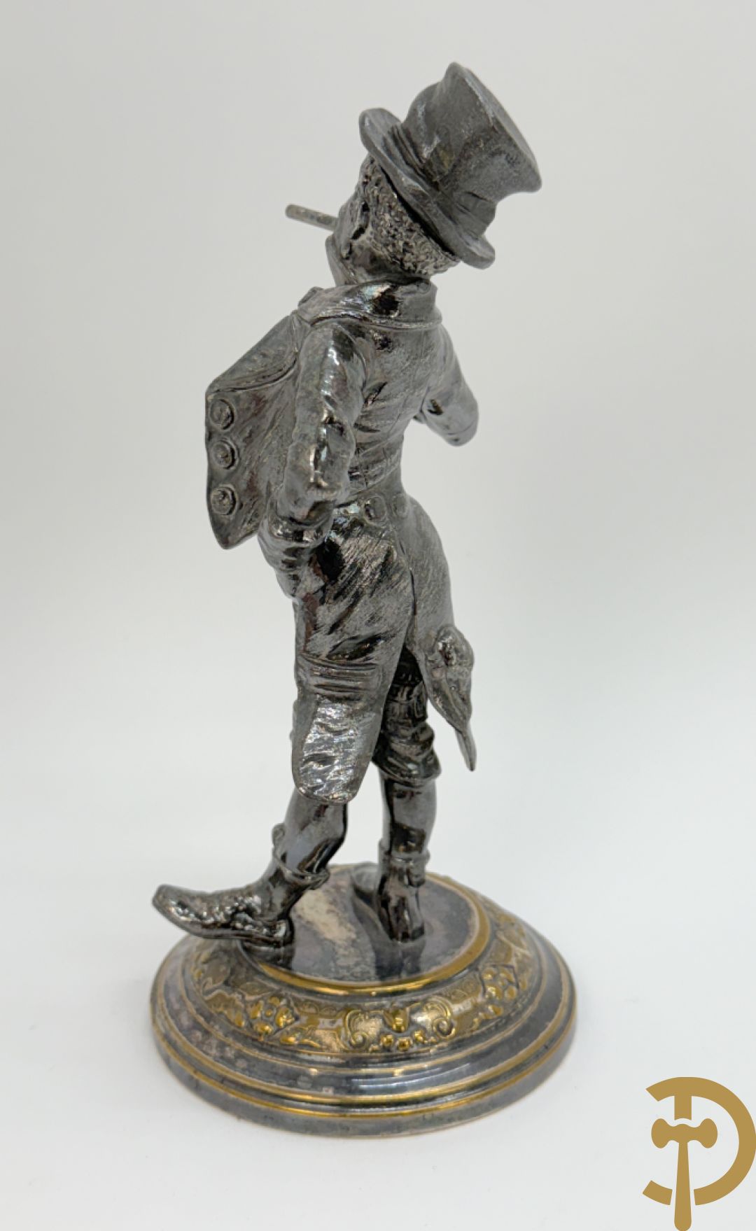 Ongetekend verzilverd metalen beeldje van circusdirecteur met afneembare hoed