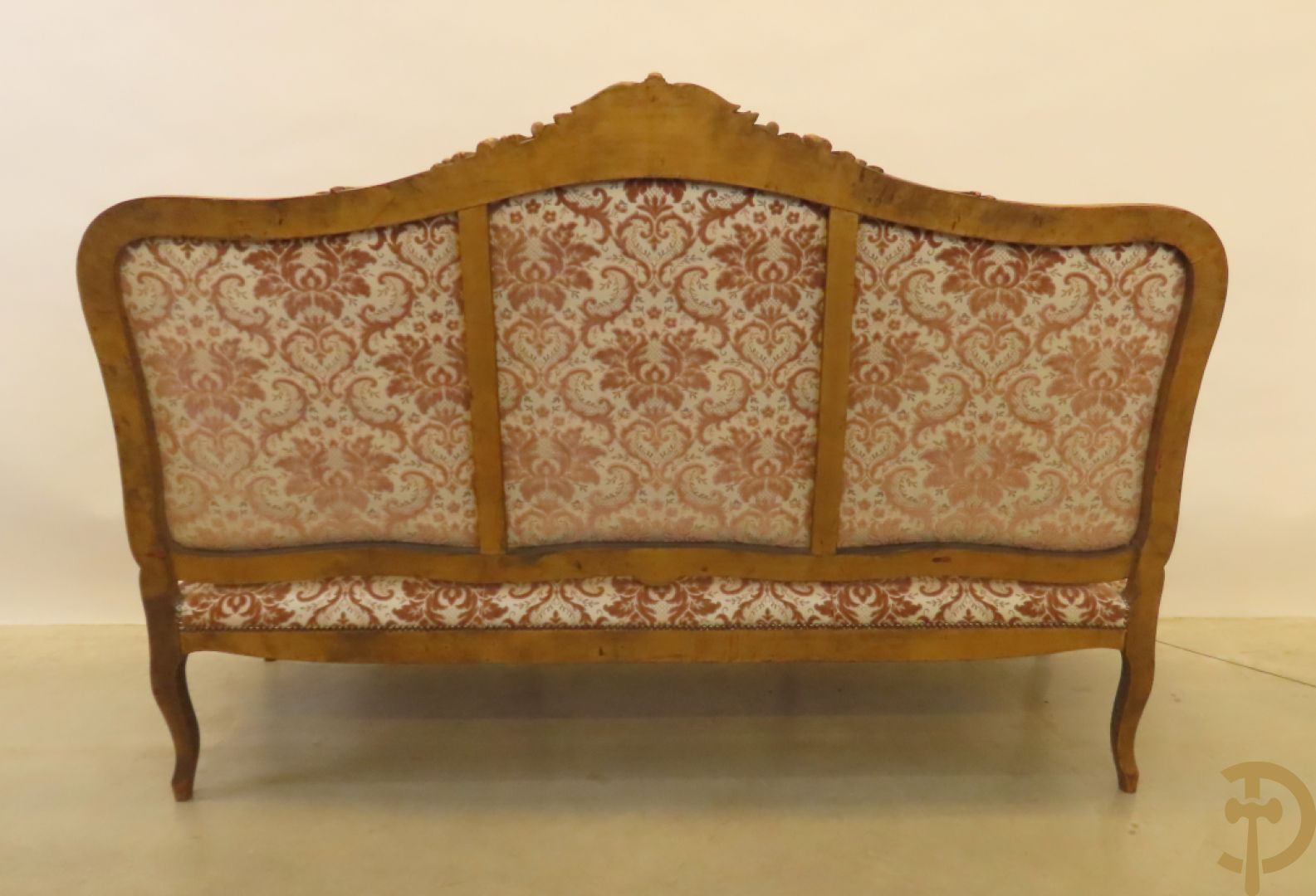 Vijfdelig verguld Louis XV salonensemble bestaande uit canapé en 4 fauteuils - met mooie accanthusranken en bloemensculptuur
