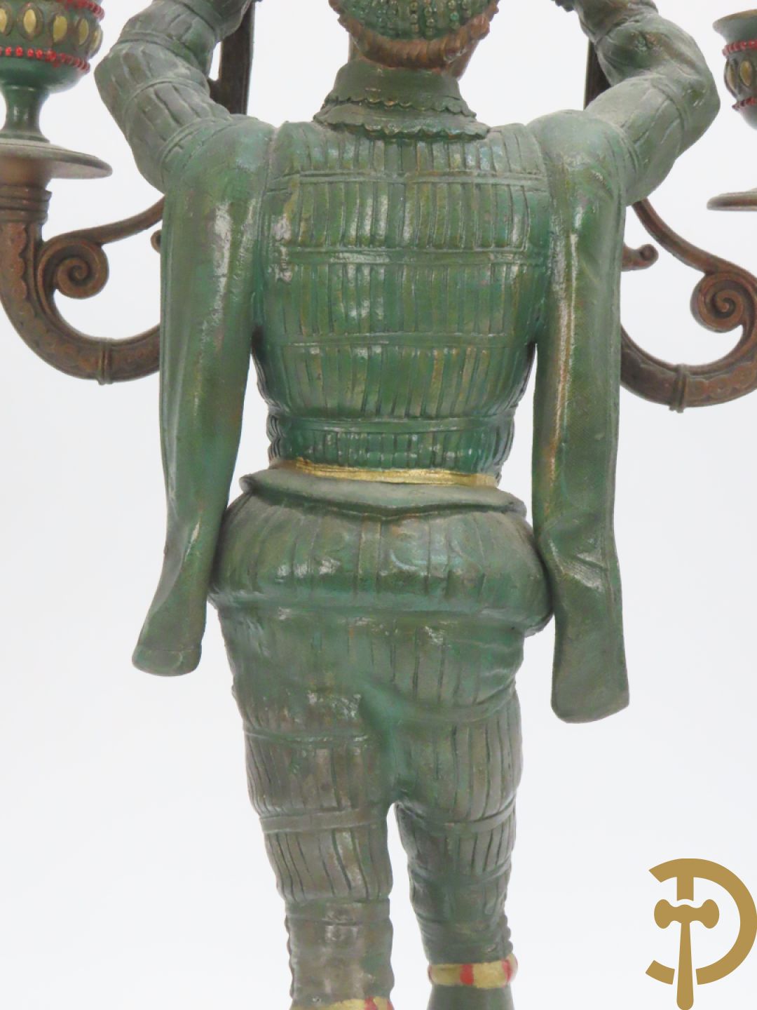 Driedelige kunstbronzen garnituur bestaande uit pendule met paar schakende edelheren, bezet met kariatiden - geflankeerd door paar driearmige kandelaars gehouden door 2 edelheren