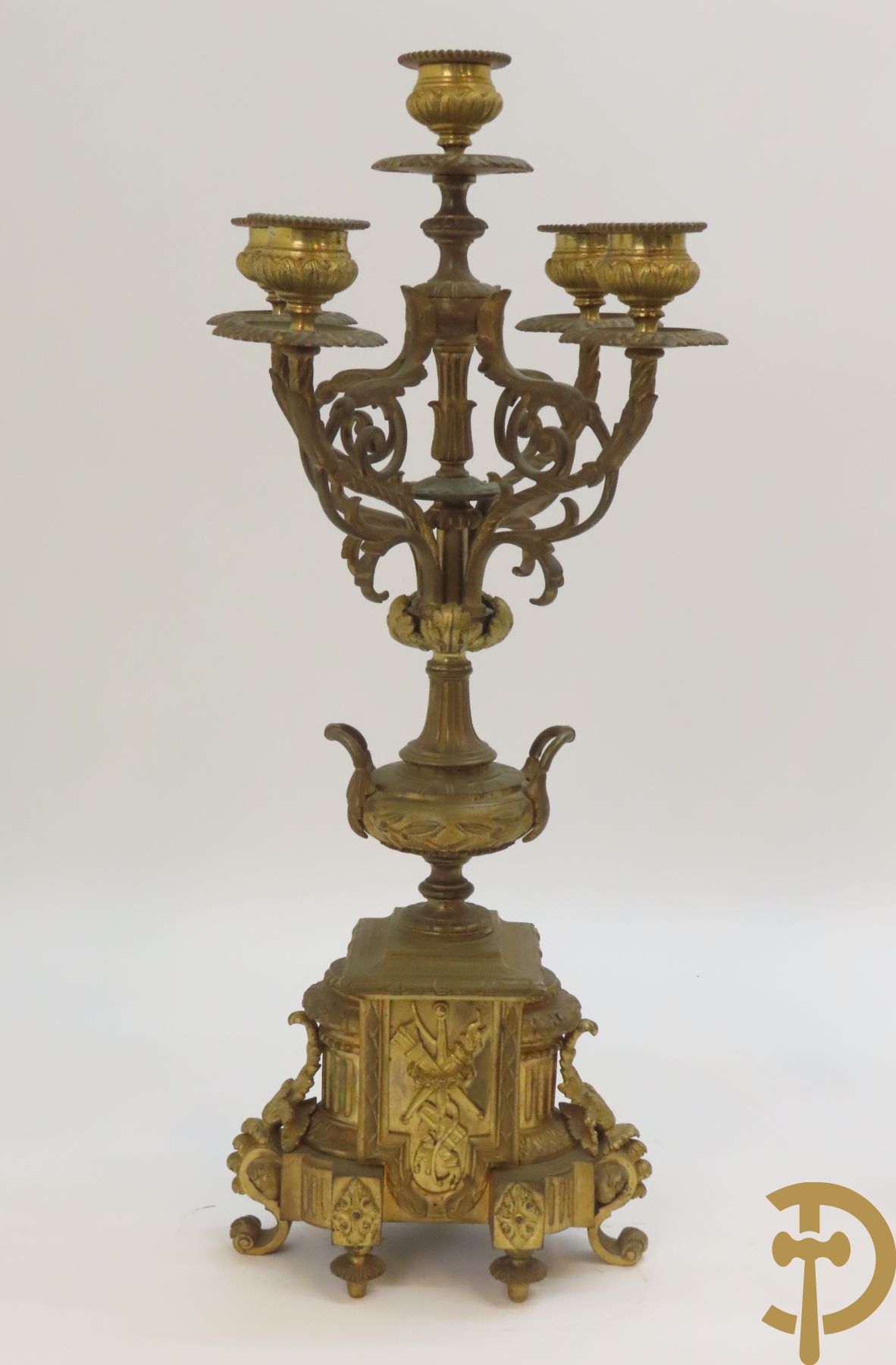 Paar bronzen kandelaars bovenaan bekroond met amfoor en pijlenkoker