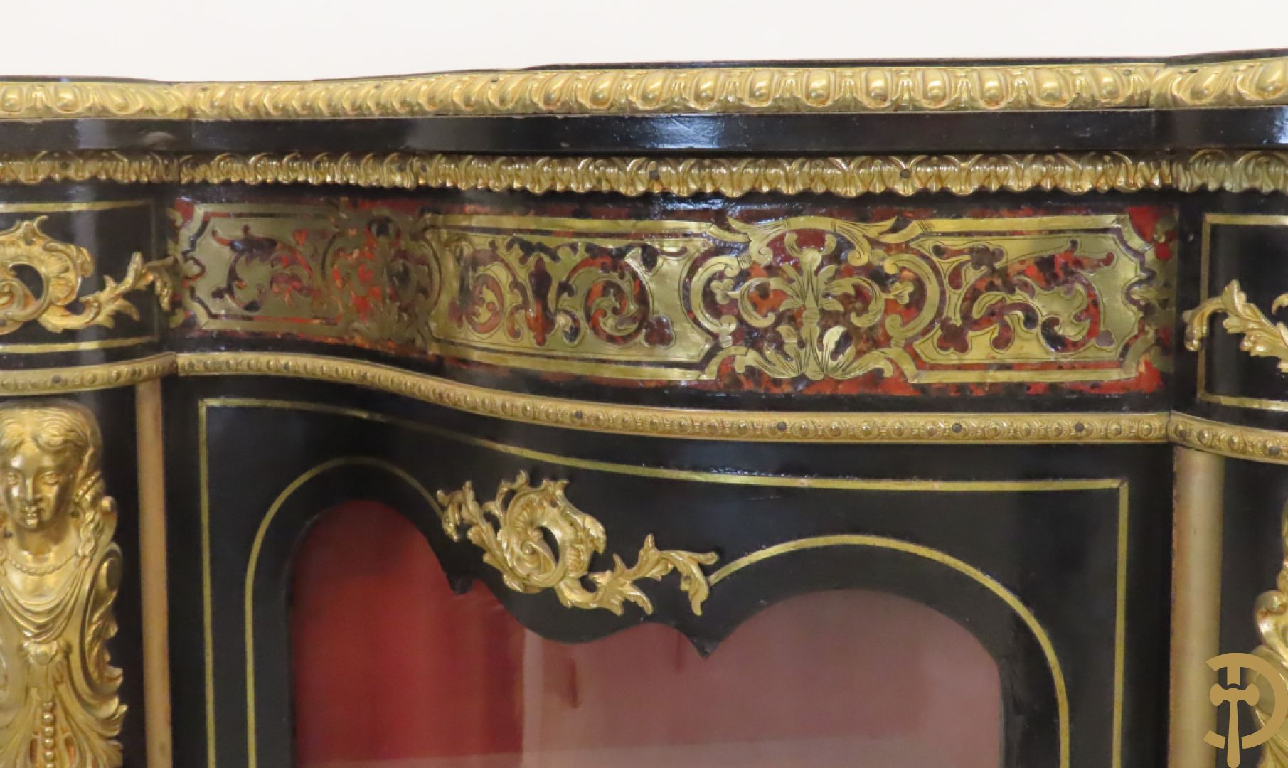 Napoleon III dressoir, centraal met bronnen plakkette omgeven door Louis XVI strik, met 2 zijdelingse vitrines met gebogen glas - stijlen bezet met bronzen dameshoofden