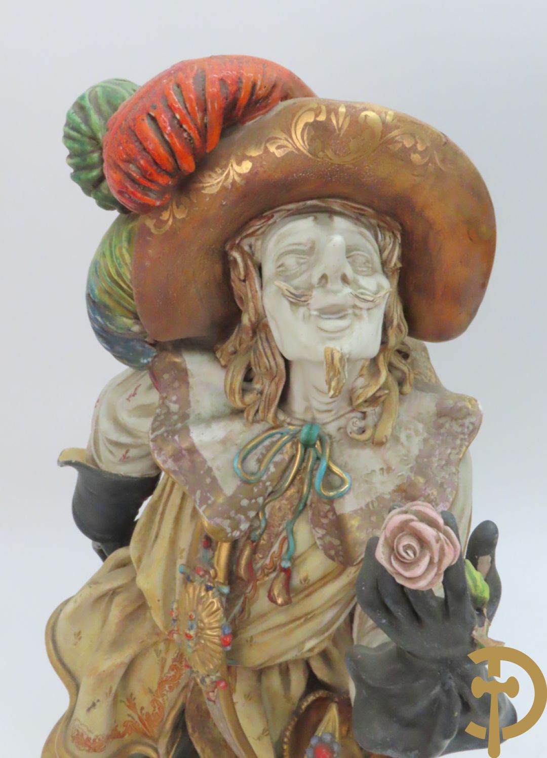 Twee Italiaanse beelden in meerkleurige faience, Cirano de Bergerac