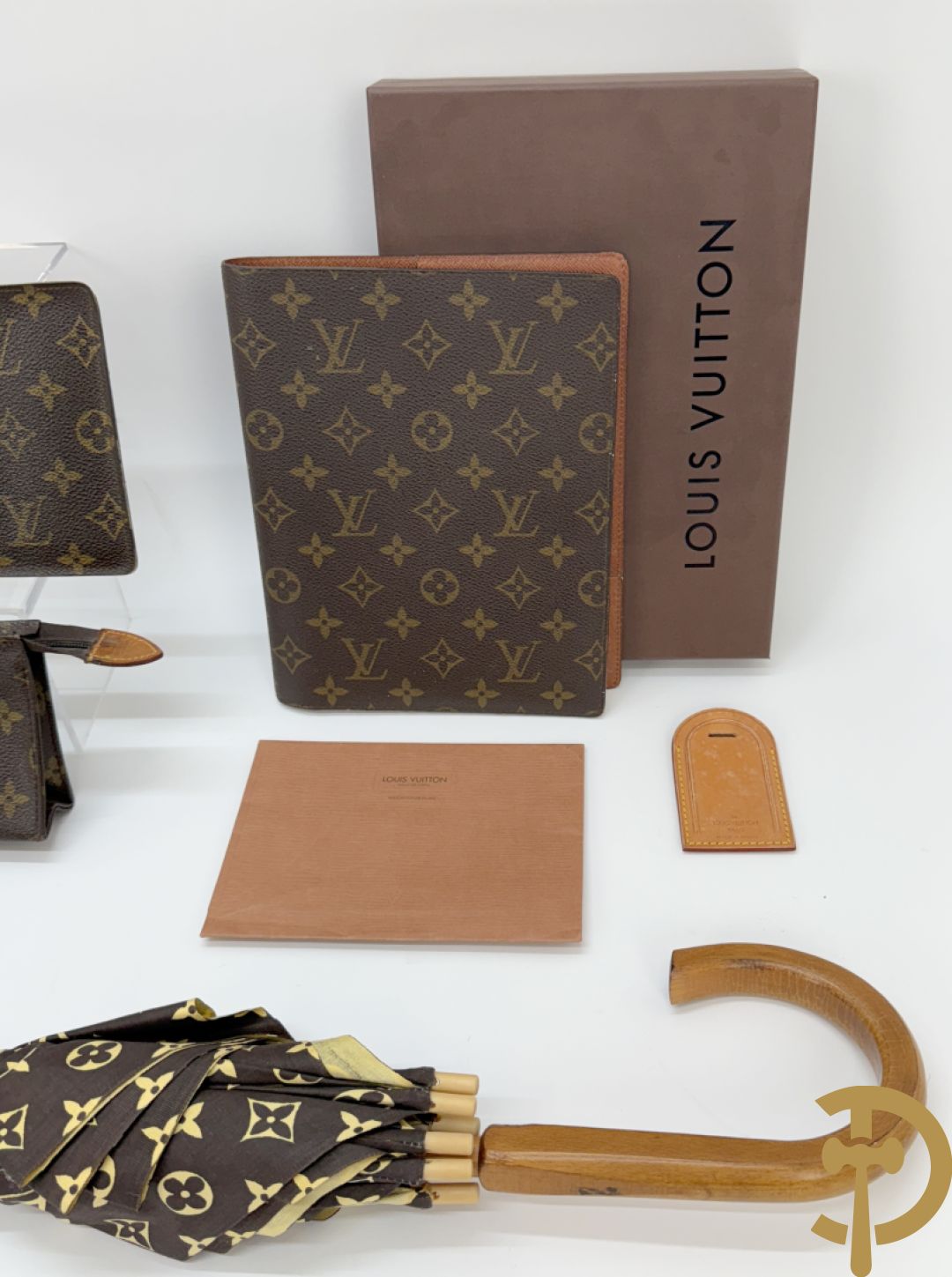Grote en kleine toiletzak Louis Vuitton + agenda 2001  + portefeuille + tag + paraplu