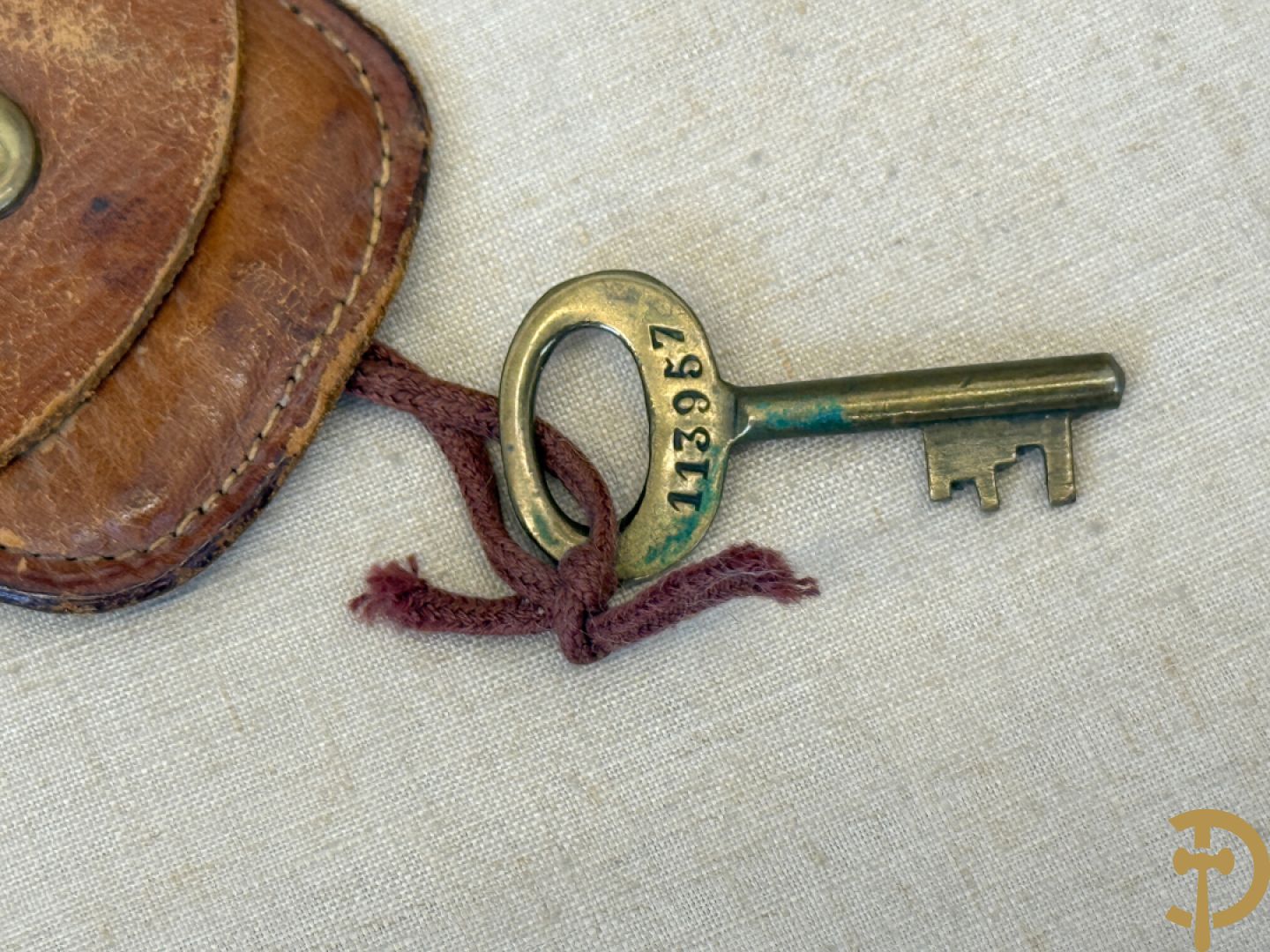 Antieke reiskoffer Louis Vuitton met houten latten, genummerd N41601, met bijhorende sleutel