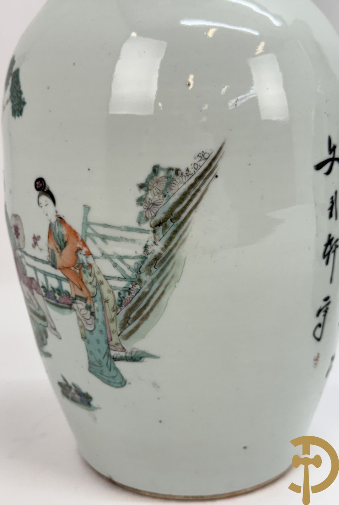 Paar Chinese porseleinen vazen met geisha decor en dames in landschap