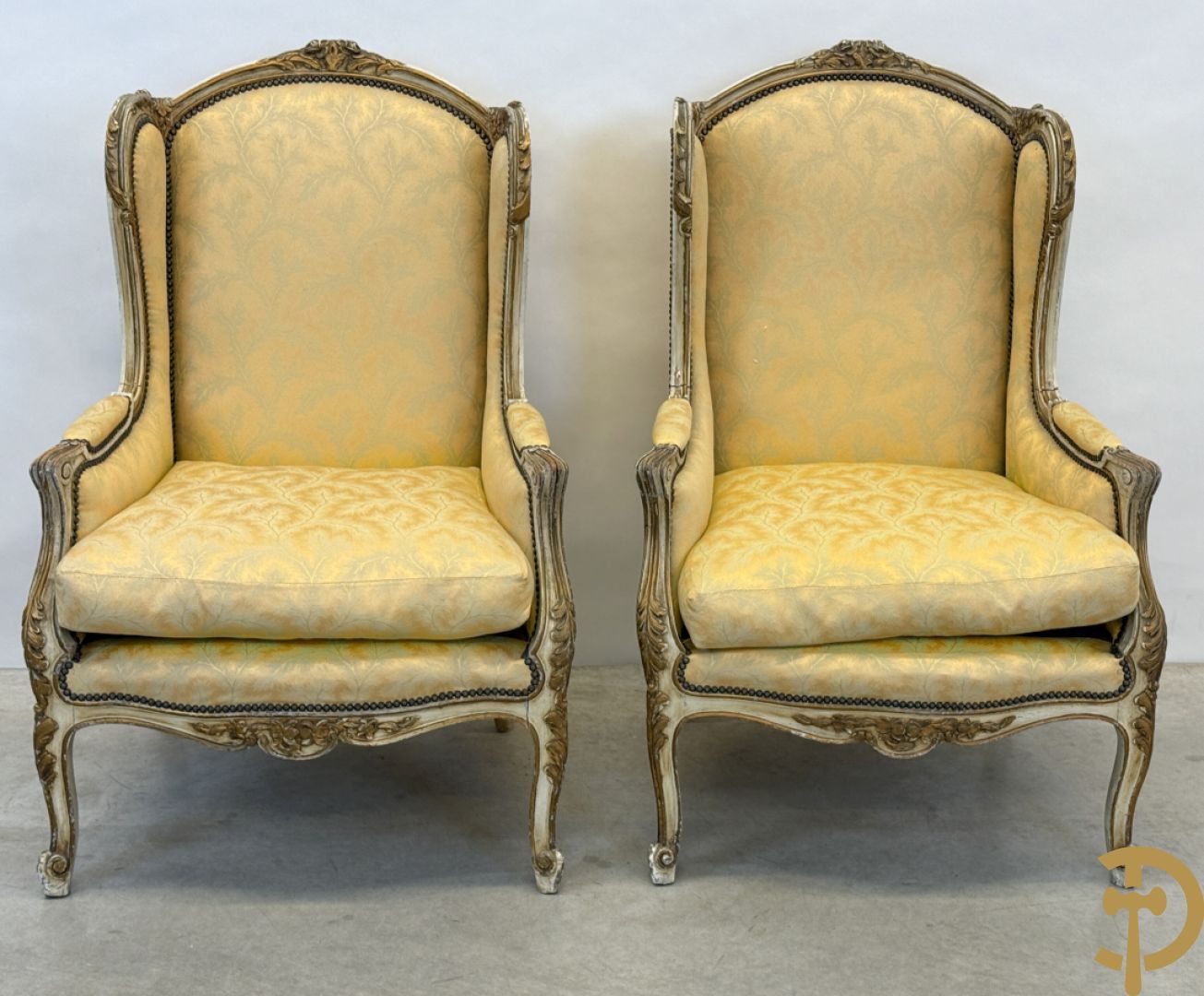 Paar Louis XV bergères met wangen, gesculpteerde accanthusranken en bloemenmotieven