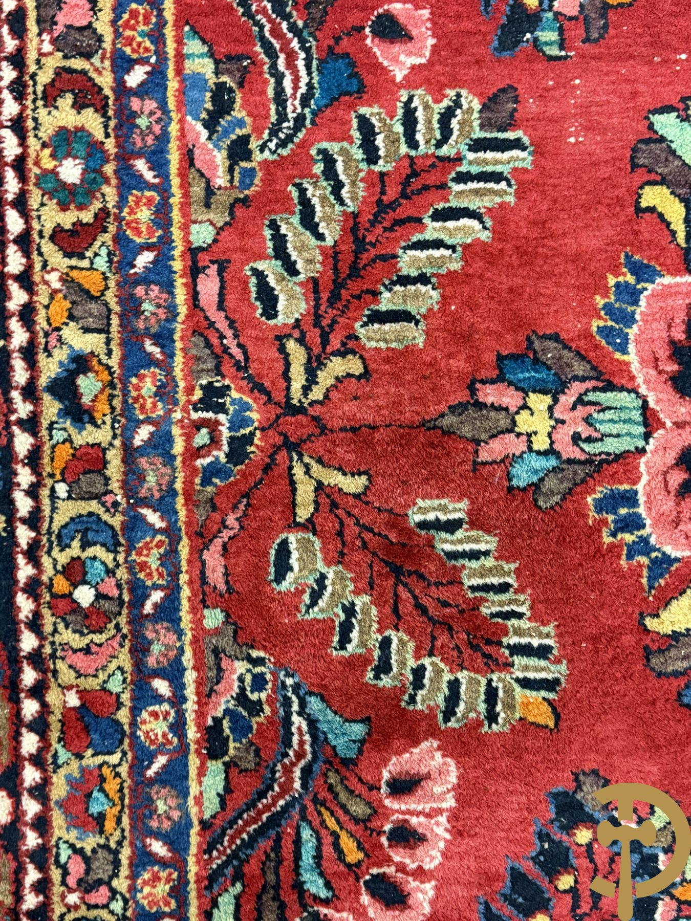 Oosters handgeknoopt tapijt met rode fond, bloemen en accanthusranken