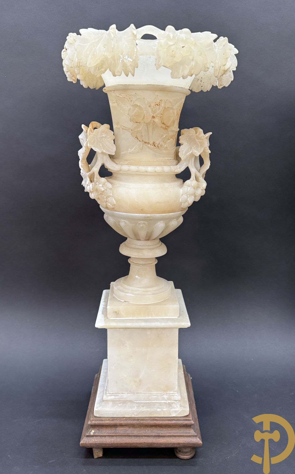 Paar handgesculpteerde albasten vazen met bloemen- en accanthusranken