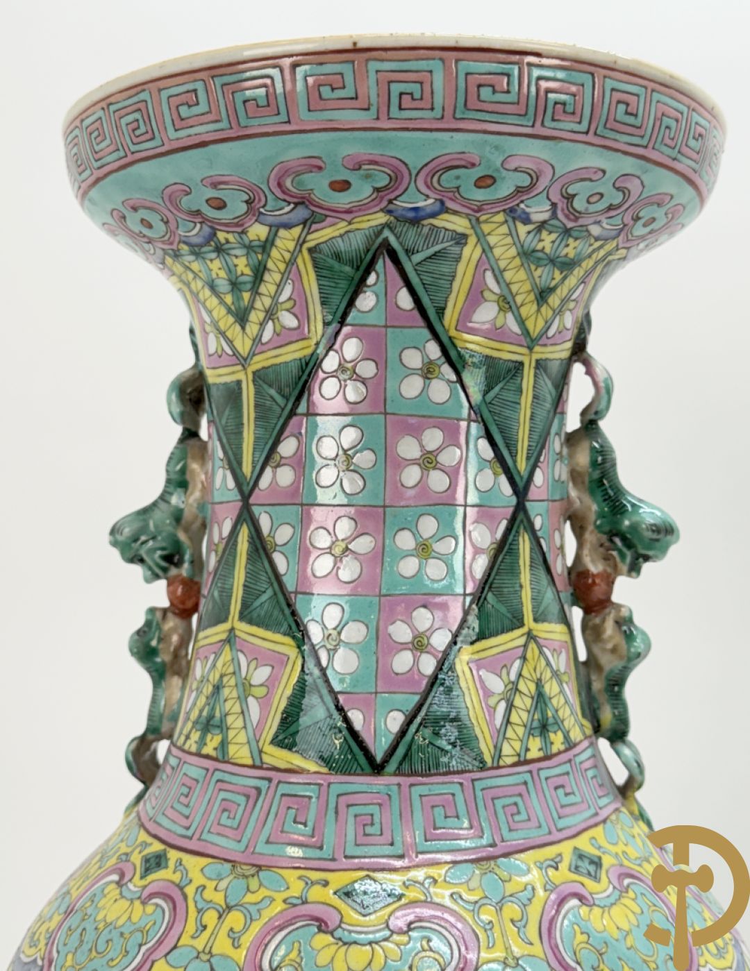 Chinese porseleinen vaas met ruitvormen en geometrische patronen, bovenaan met fo honden bezet