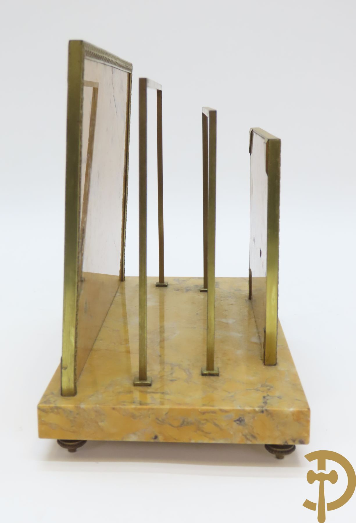 Marmeren inktstel met centraal verguld bronzen beeld met figuur van Lorenzo De Medici naar Michelangelo marmeren brievenhouder