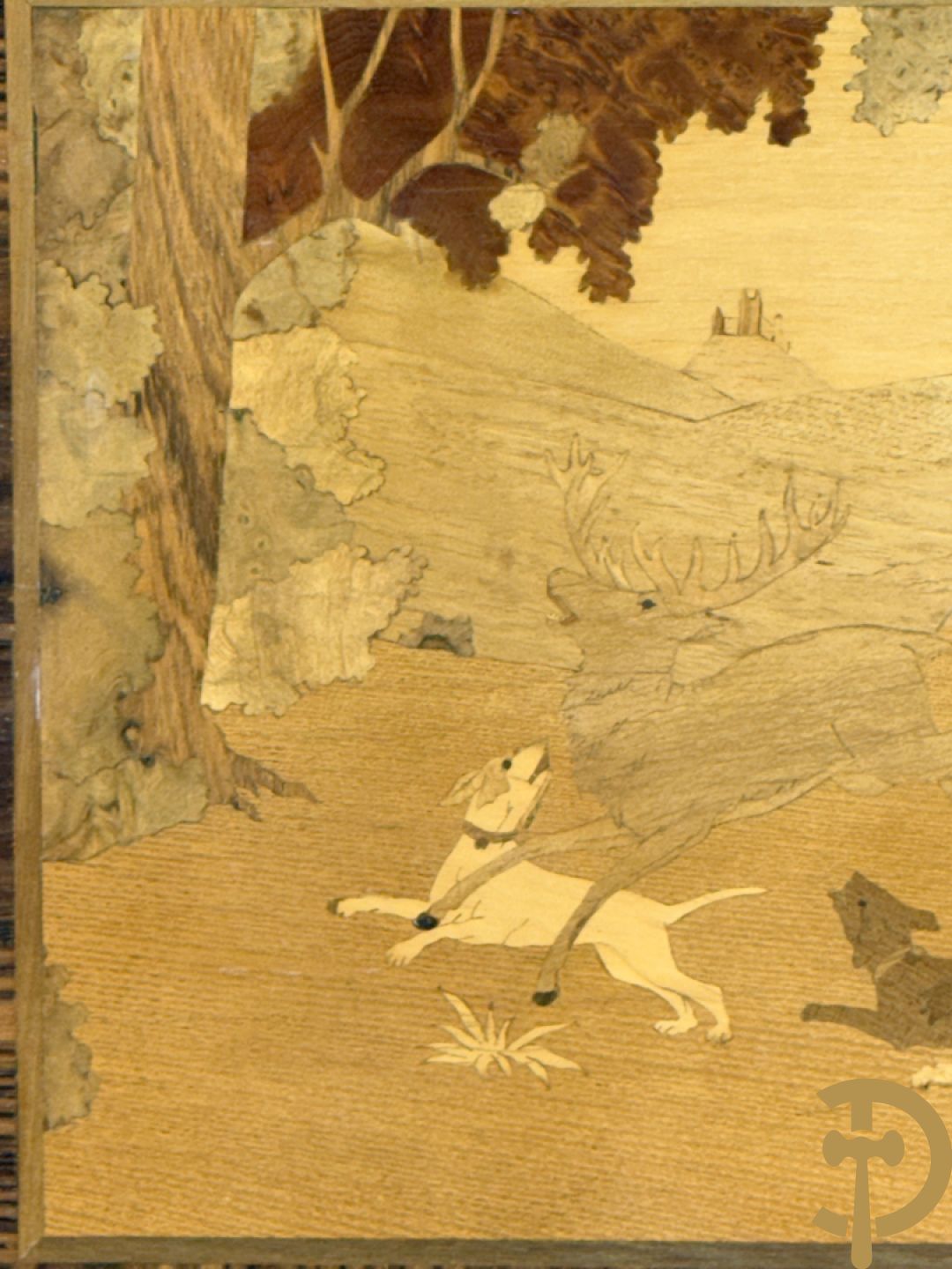 Gemarketteerde jachtscène met honden en paarden in houtsnijwerk