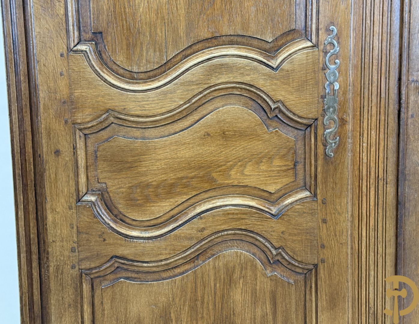 Massief eiken tweedeurskast met afgestoken panelen en gecanneleerde afgeronde hoeken