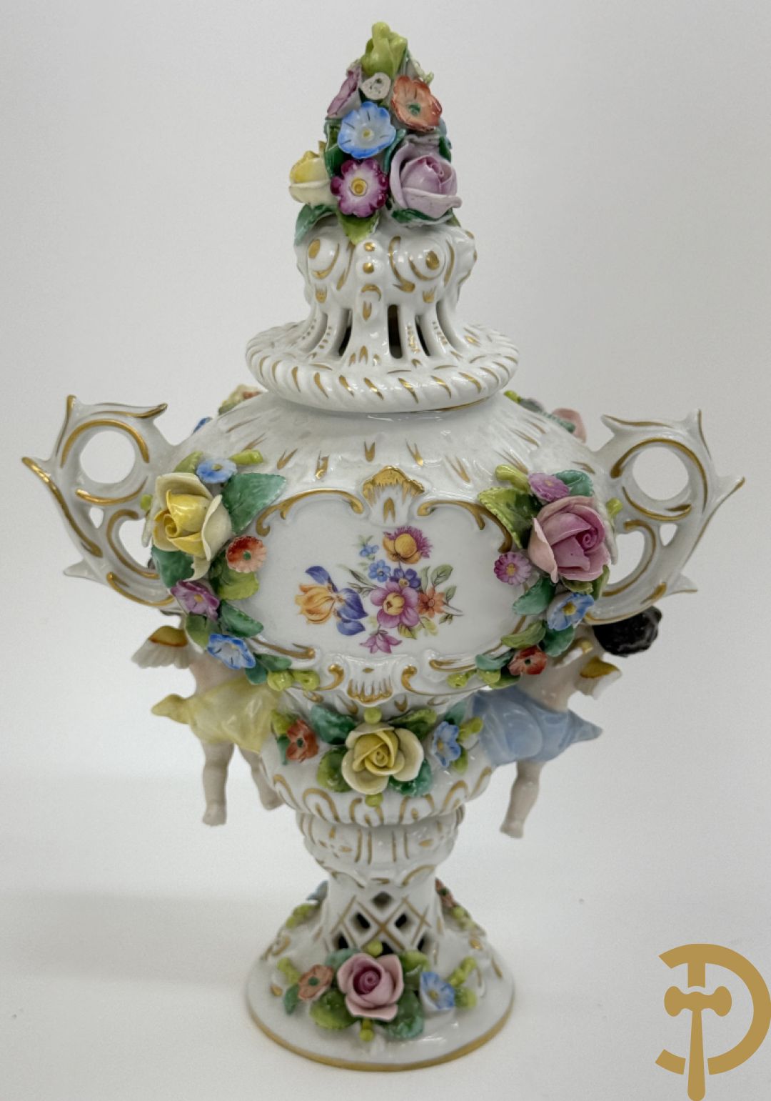 Milieu de table in porselein met bloemendecor + geajoureerde porseleinen Limoges coupe + porseleinen vaasje met cupido