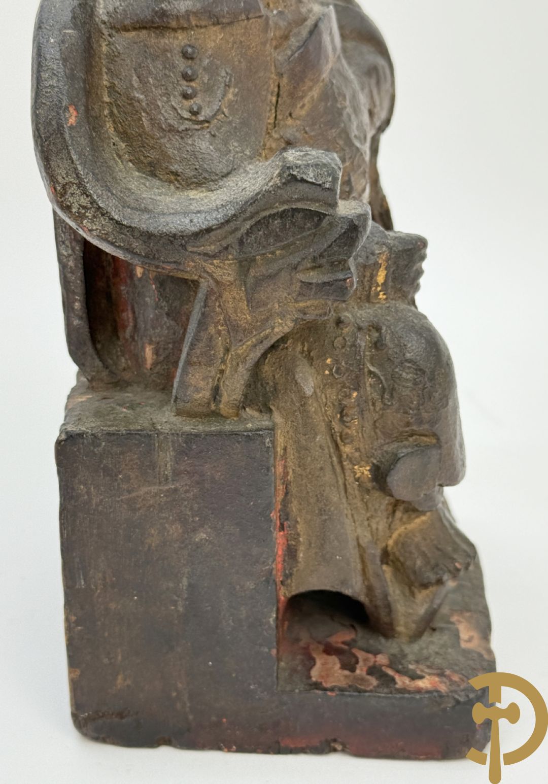 Houtsculptuur van zittende Chinese wijze, 18e