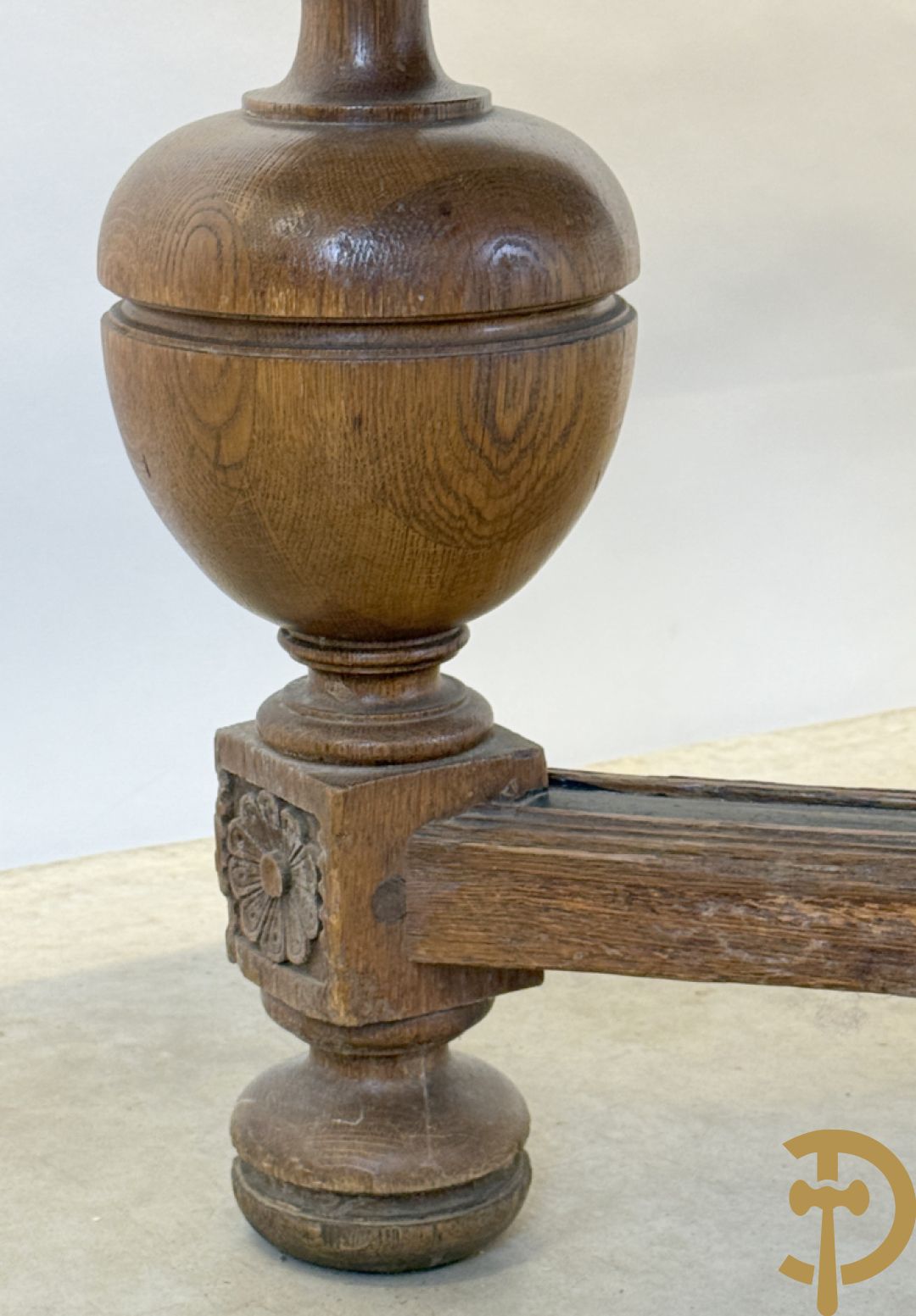 Eiken Neo Renaissance bolpoottafel bezet met rosassen en gesculpteerde kinderkopjes