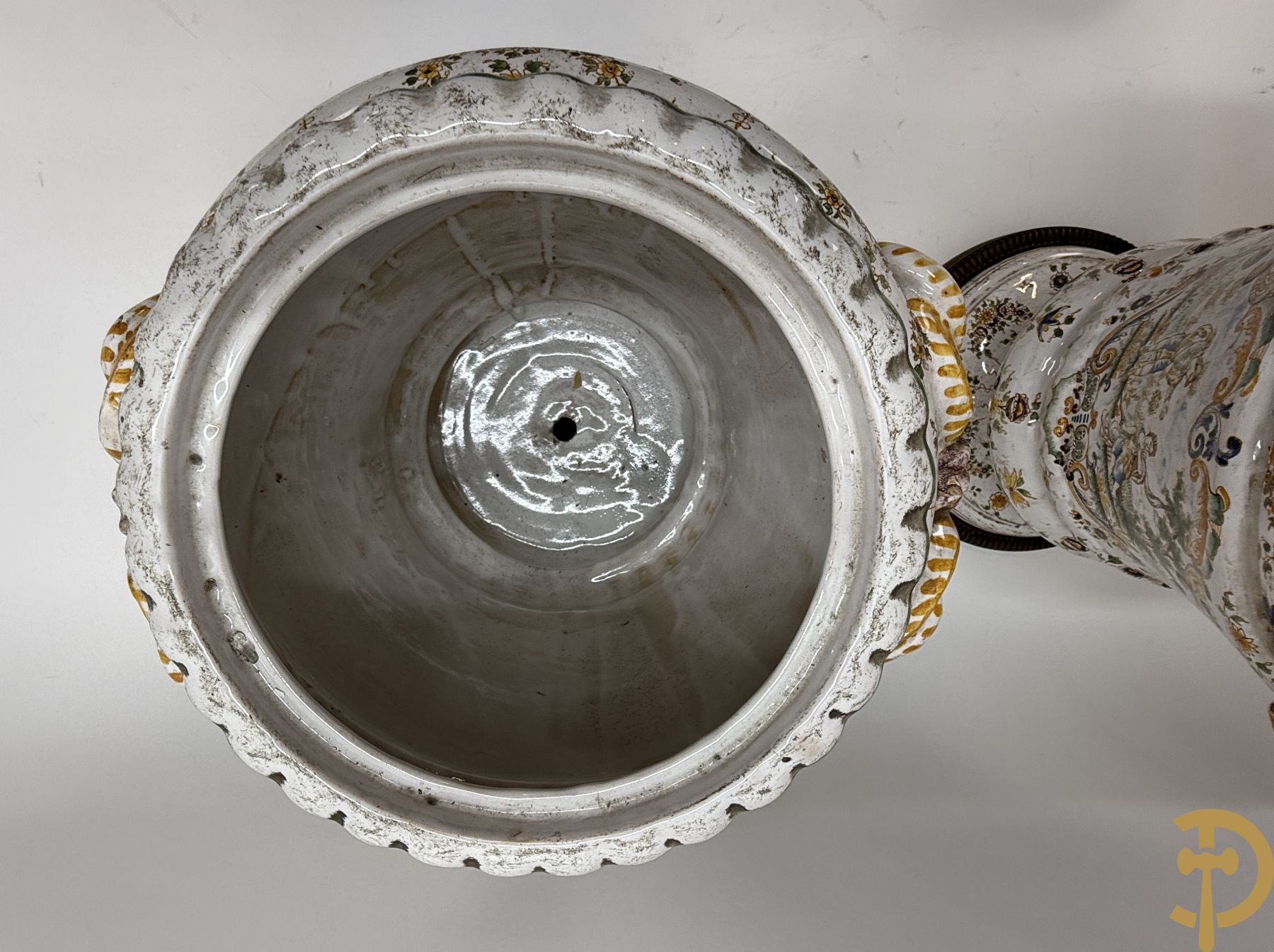 Paar Italiaanse meerkleurige dekselpotiches met geanimeerd decor en gehoornde kopen