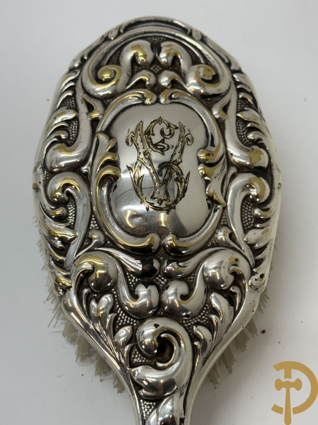 Notelaren box met bronzen ornamenten bezet + verzilverde opschikspiegel en borstelset met rocailles