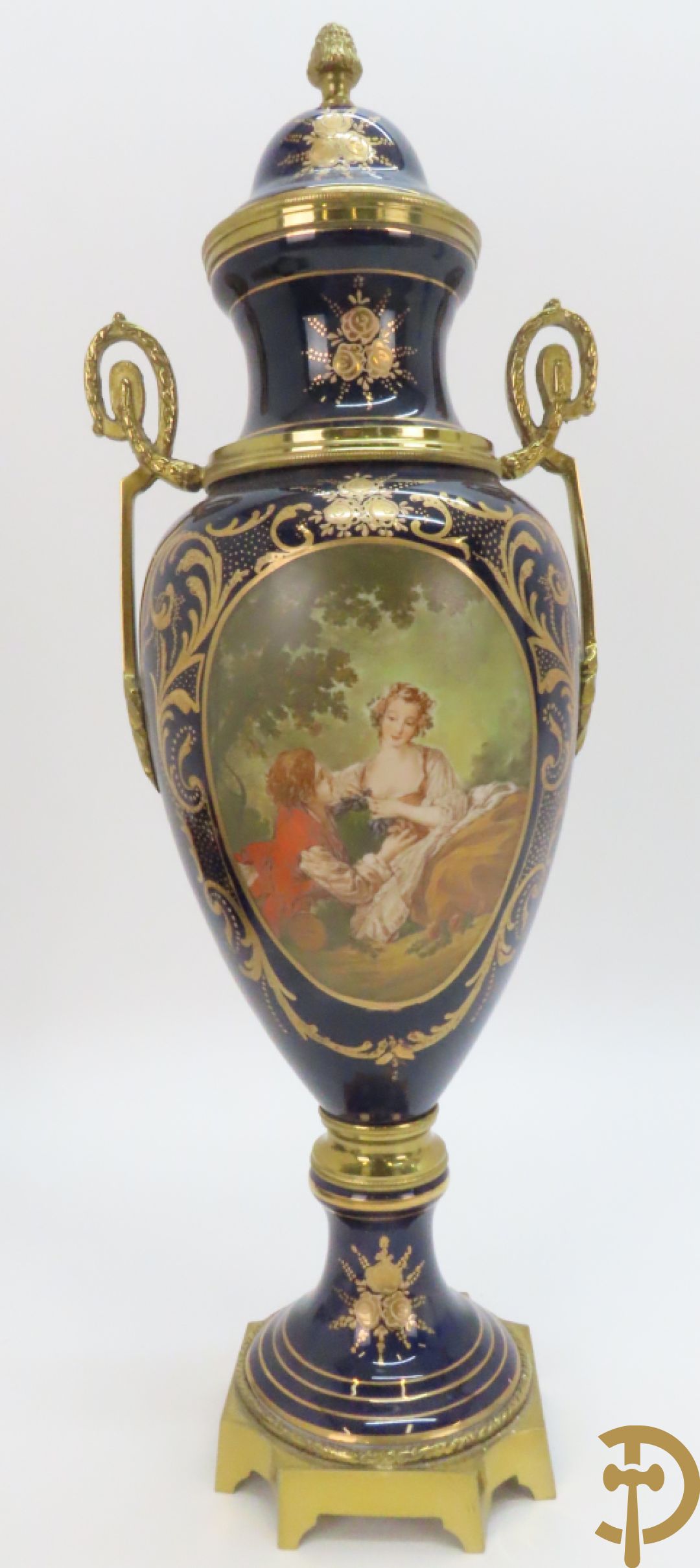 Paar kobaltblauwe dekselpotiches, Sèvres stijl