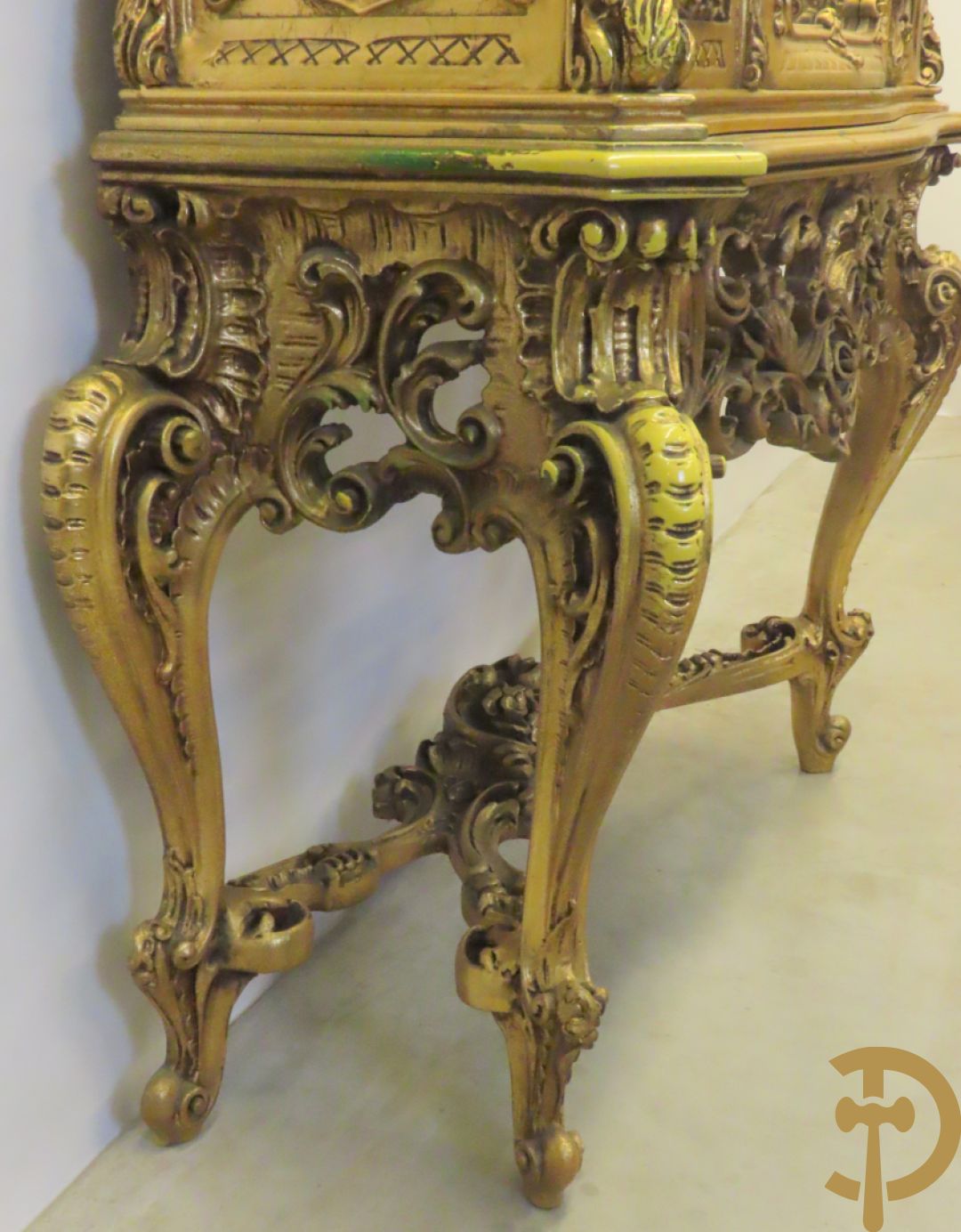 Uitzonderlijke vergulde Louis XV eetkamer bestaande uit vijfdeursdressoir met voluutvormige accanthusranken en rocailles, beschilderd met bloemenmotieven en centraal tafererel met hoornen des overvloeds + bijhorende spiegel vergulde tafel op voluutvormige poten met zes bijhorende stoelen + vitrine met accanthusranken en centrale deur, op voluutvormige poten