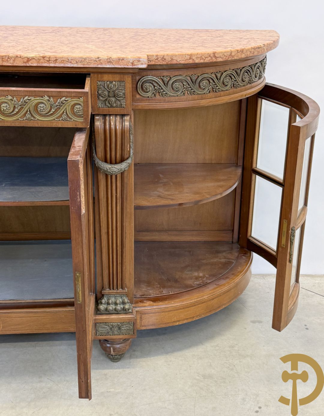Art deco Decoene vierdeursdressoir in notelaar fineer met gebogen beglaasde deuren opzij en bezet met bronzen ornamenten - bovenaan met marmeren blad