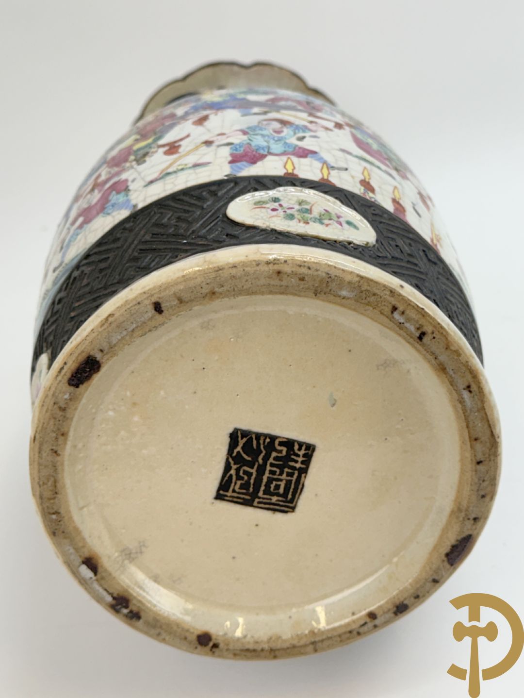 Paar Nankin vazen met dansende figuren en krijgertaferelen op houten sokkels