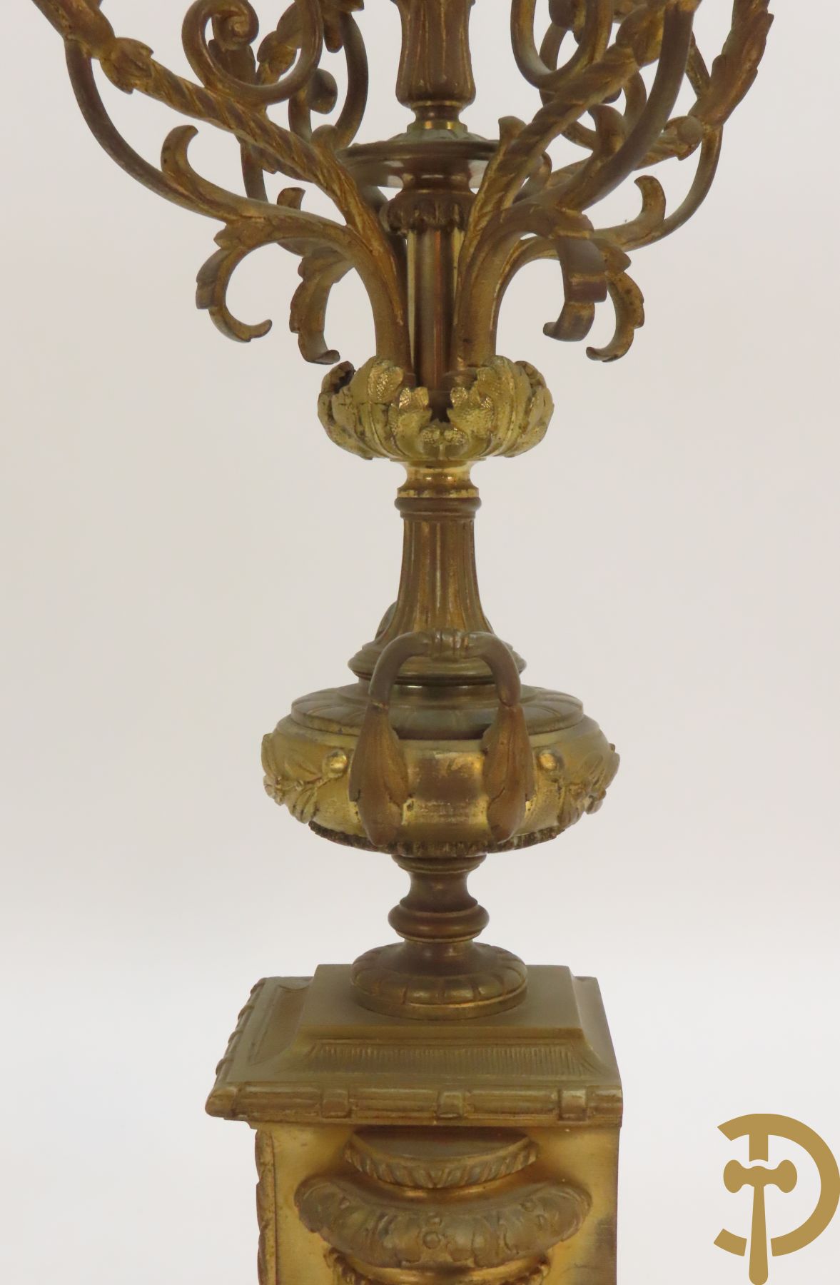 Paar bronzen kandelaars bovenaan bekroond met amfoor en pijlenkoker