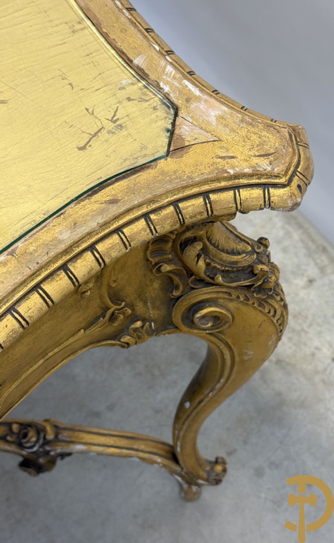 Vergulde tafel met rocailles en geslepen glazen blad op voluutvormige poten, Louis XV stijl