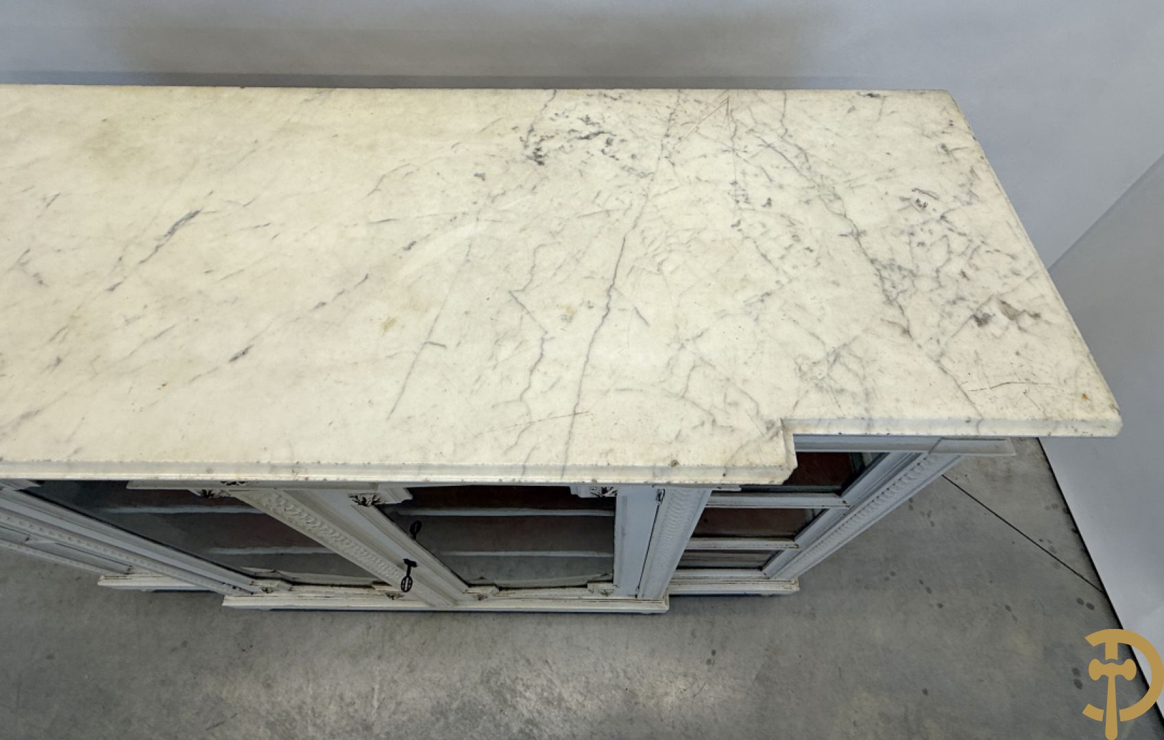 Louis XVI vitrine als toonbank met 2 deuren en 2 zijkanten - met wit marmeren blad