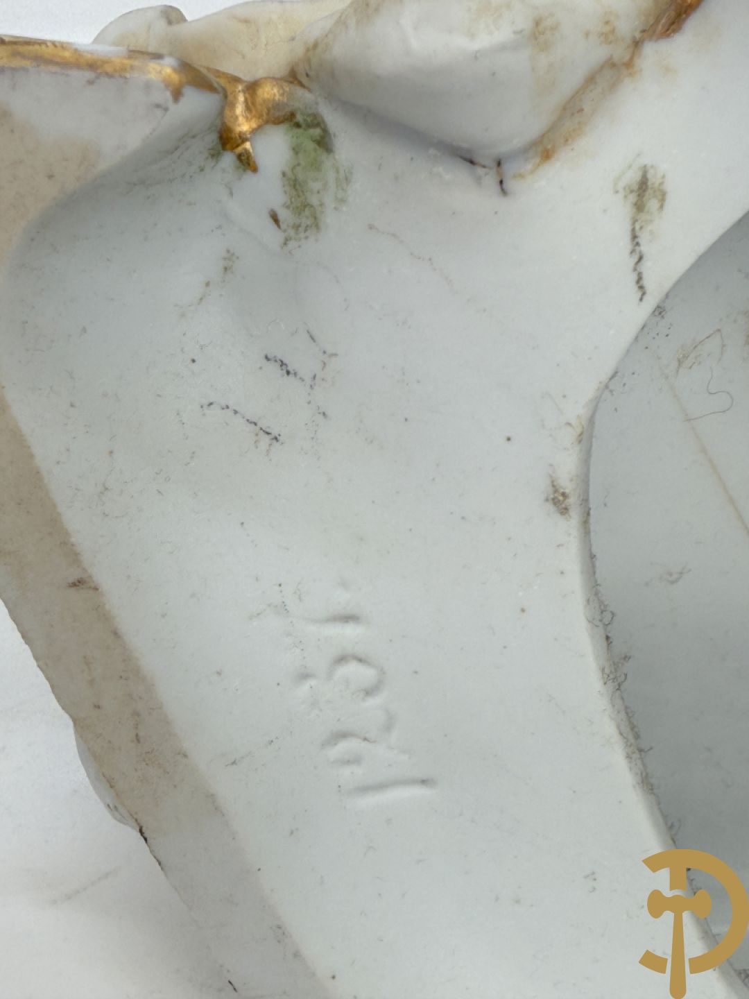 Lieftallig biscuit van romantisch koppel bij amfoor met kleine neergezeten cupido onder koperen baldakijn met kristallen belletjes