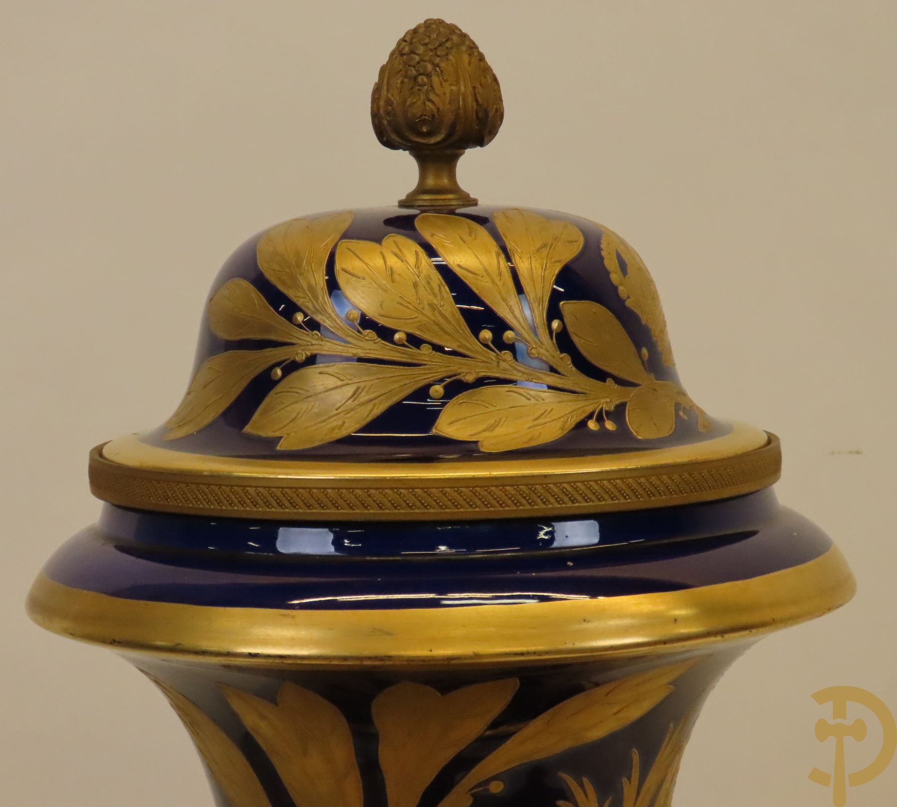 Grote porseleinen Sèvres vaas met dubbel decor van cavalerie, slagveldtaferelen en zicht op kasteel, DESPREZ H. getekend in het decor - bovenaan met verguld decor en zijdelings met bronzen oren en accanthusranken - deksel met Sèvres merkteken - op vierkante bronzen sokkel met klauwepoten