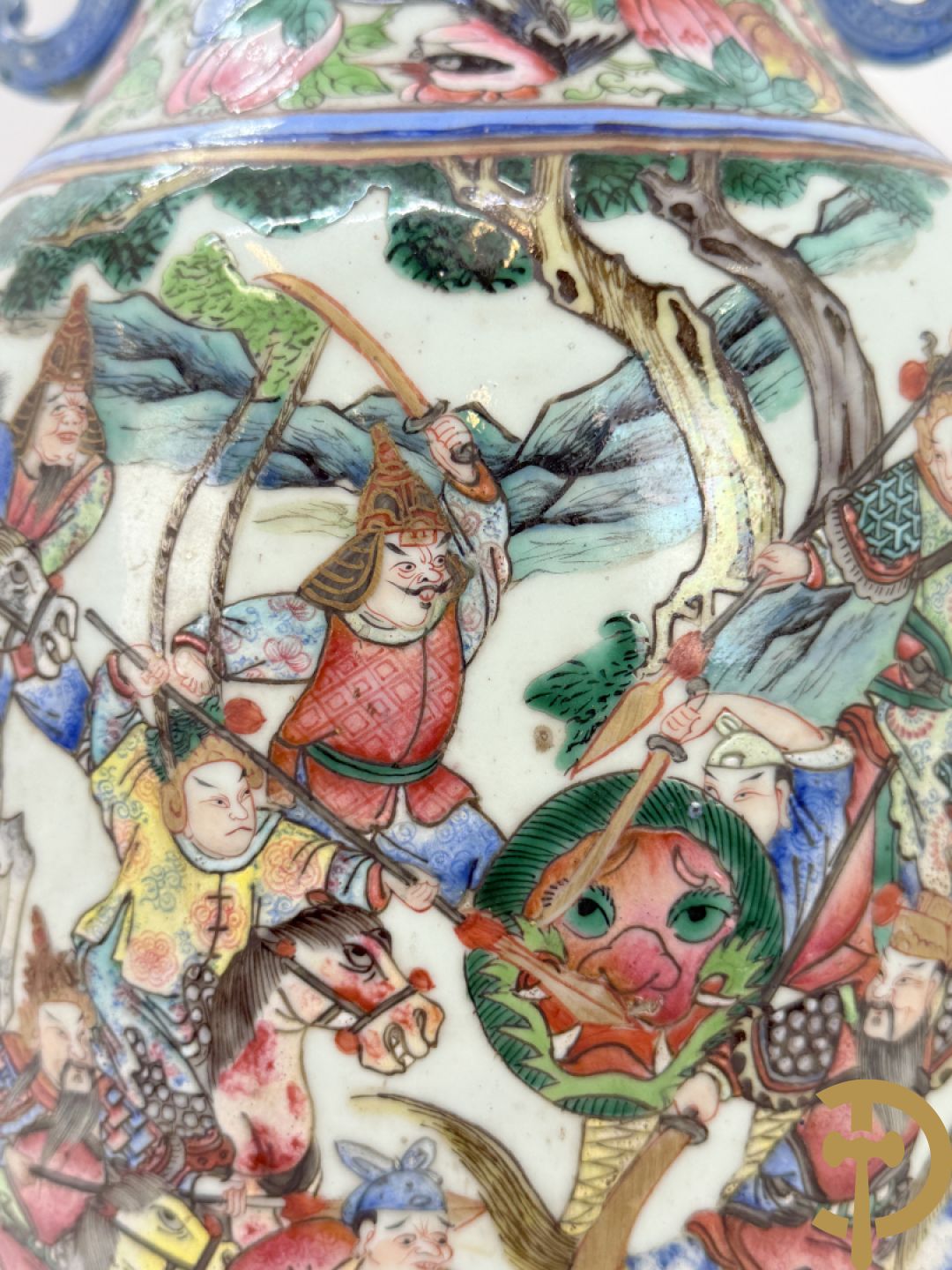 Chinese porseleinen vaas met geanimeerd krijgerdecor en vogeltaferelen