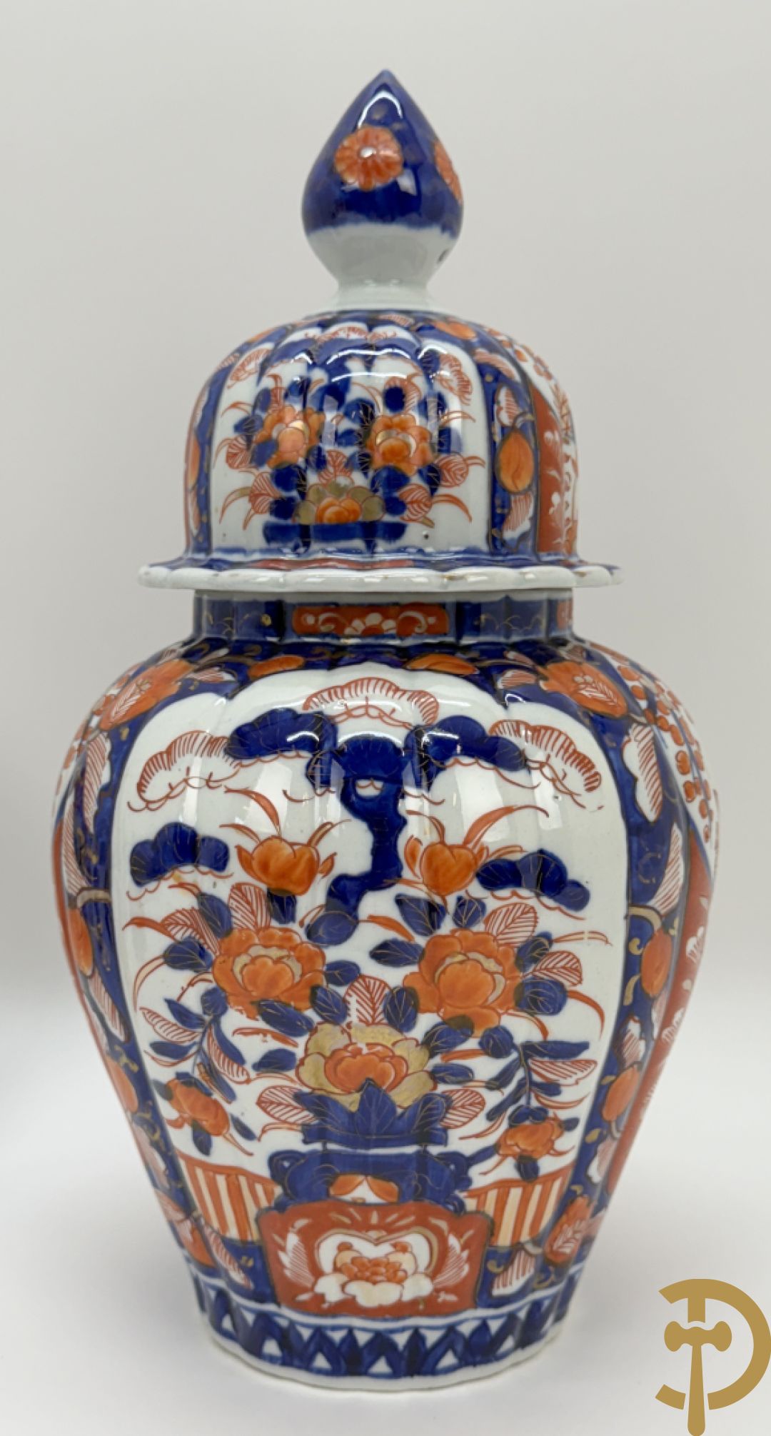 Japanse porseleinen Imari dekselvaas met bloemenmotief + klein flesvormig pique fleur vaasje + 2 Imari bordjes