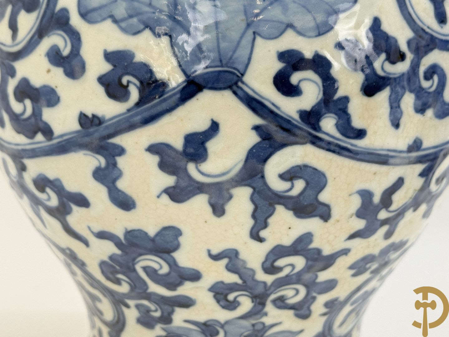 Paar Chinese dekselpotiches in blauw wit porselein met bloemendecor en accanthusranken