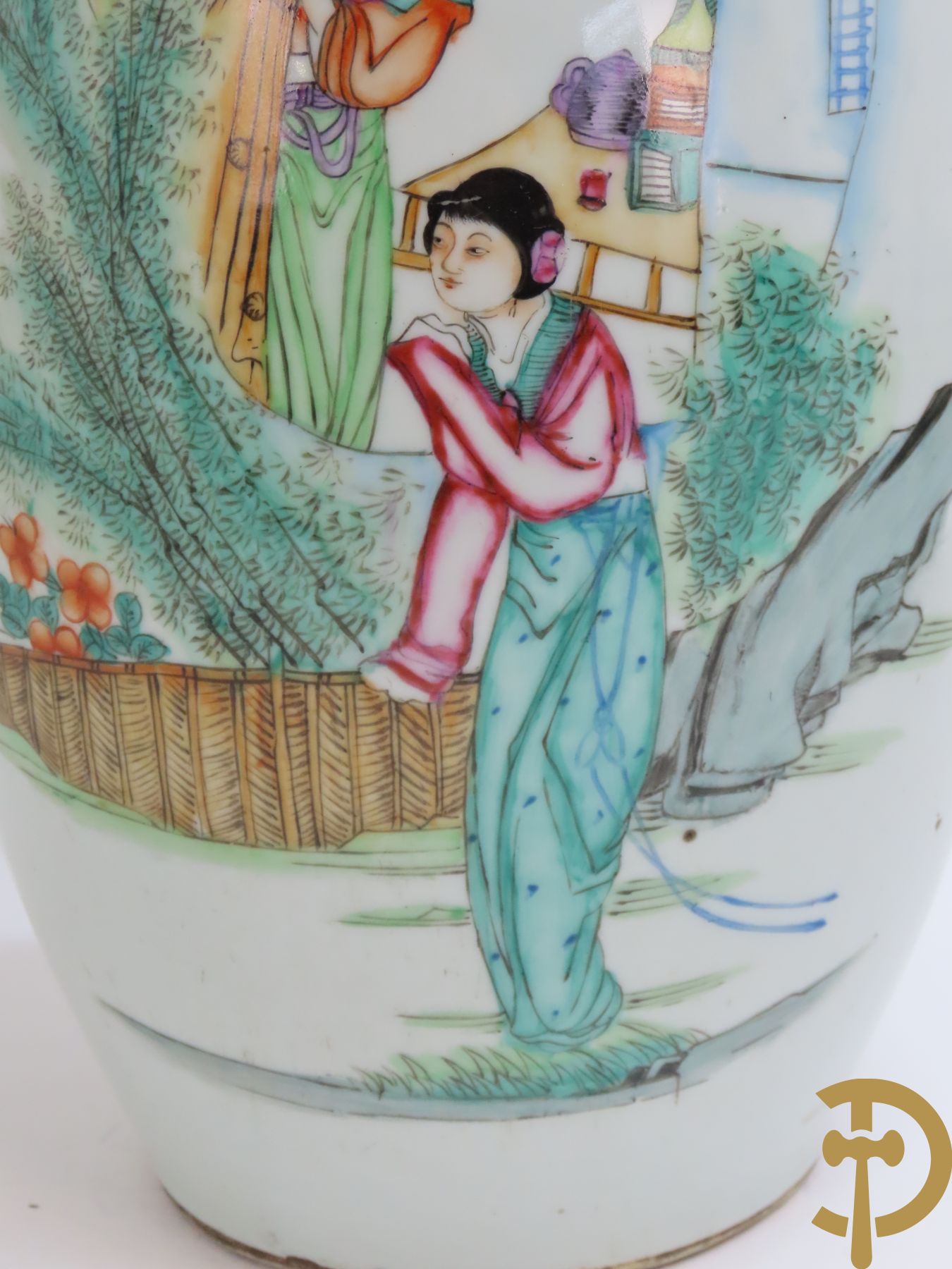 Chinese porseleinen vaas met damesdecor in landschap + Chinese dekselpotiche met decor van kinderen in landschap + dekselpotiche met blauw/wit decor met personages in landschap