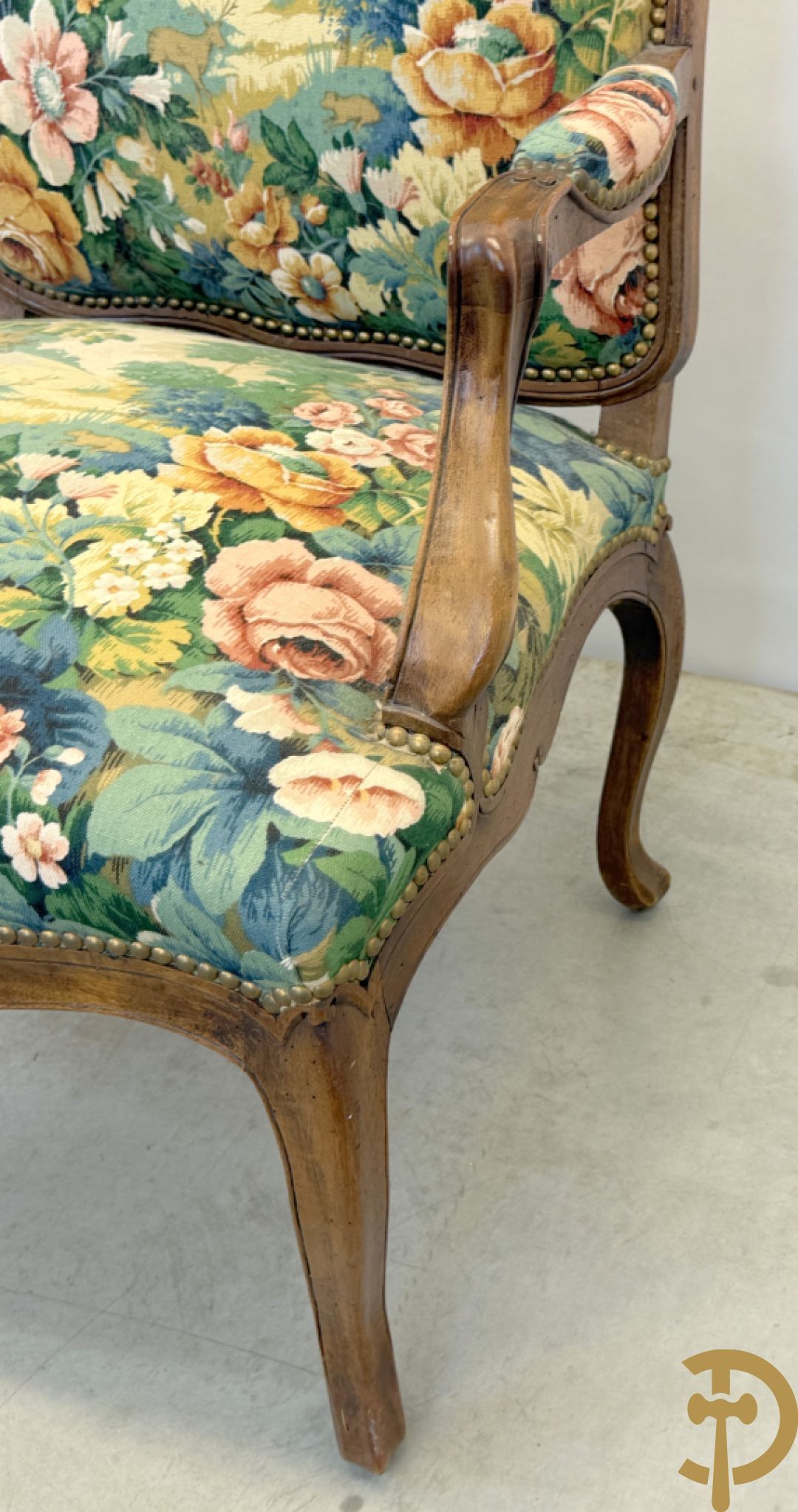 Vier notelaren armzetels bekleed met bloemenstof, met gezwaaide armleuningen op voluutvormige poten + bijhorend voetbankje