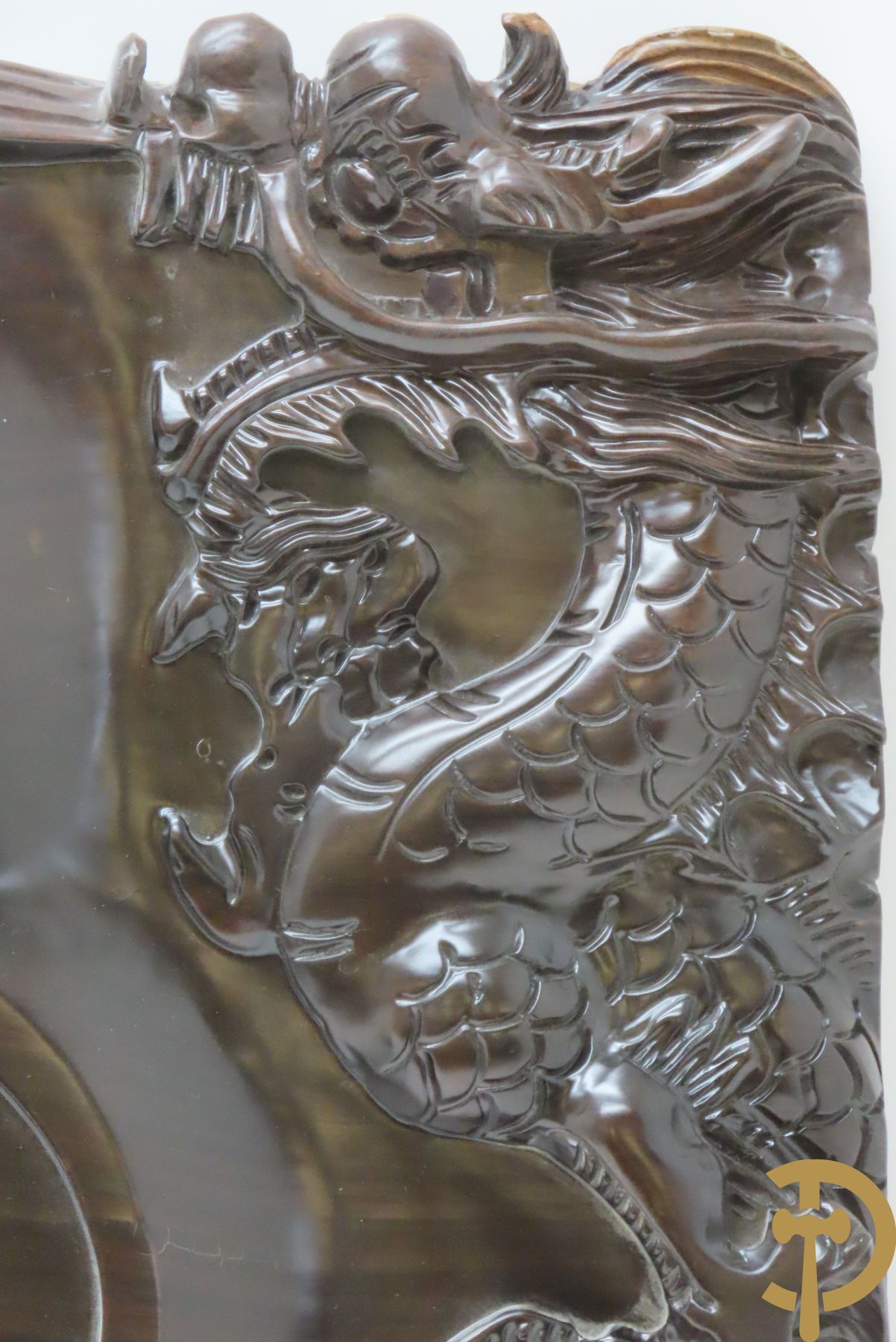 Aziatisch hardhouten basrelief met gesculpteerde draken opzij