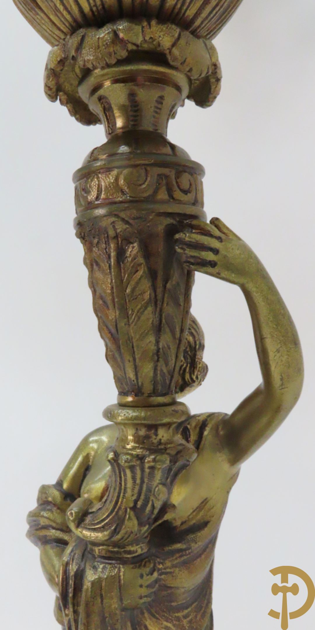 Paar bronzen kandelaars met dame houdende een toorts met 6 kaarsen