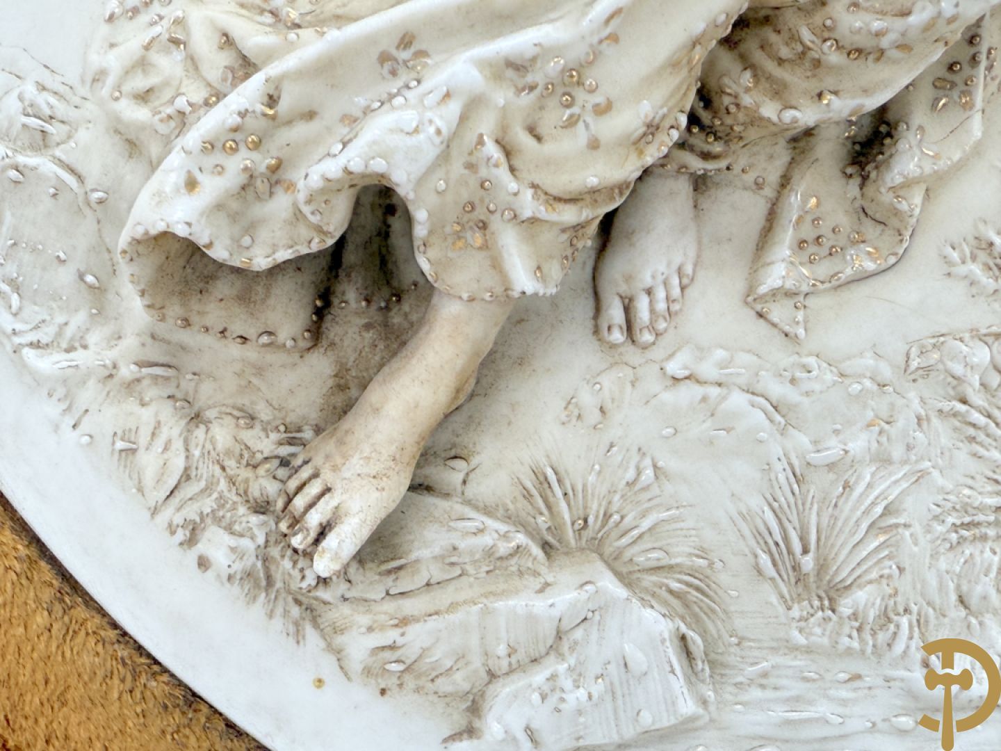 Paar ovale porseleinen plakkettes met elegante dame in bloemenveld