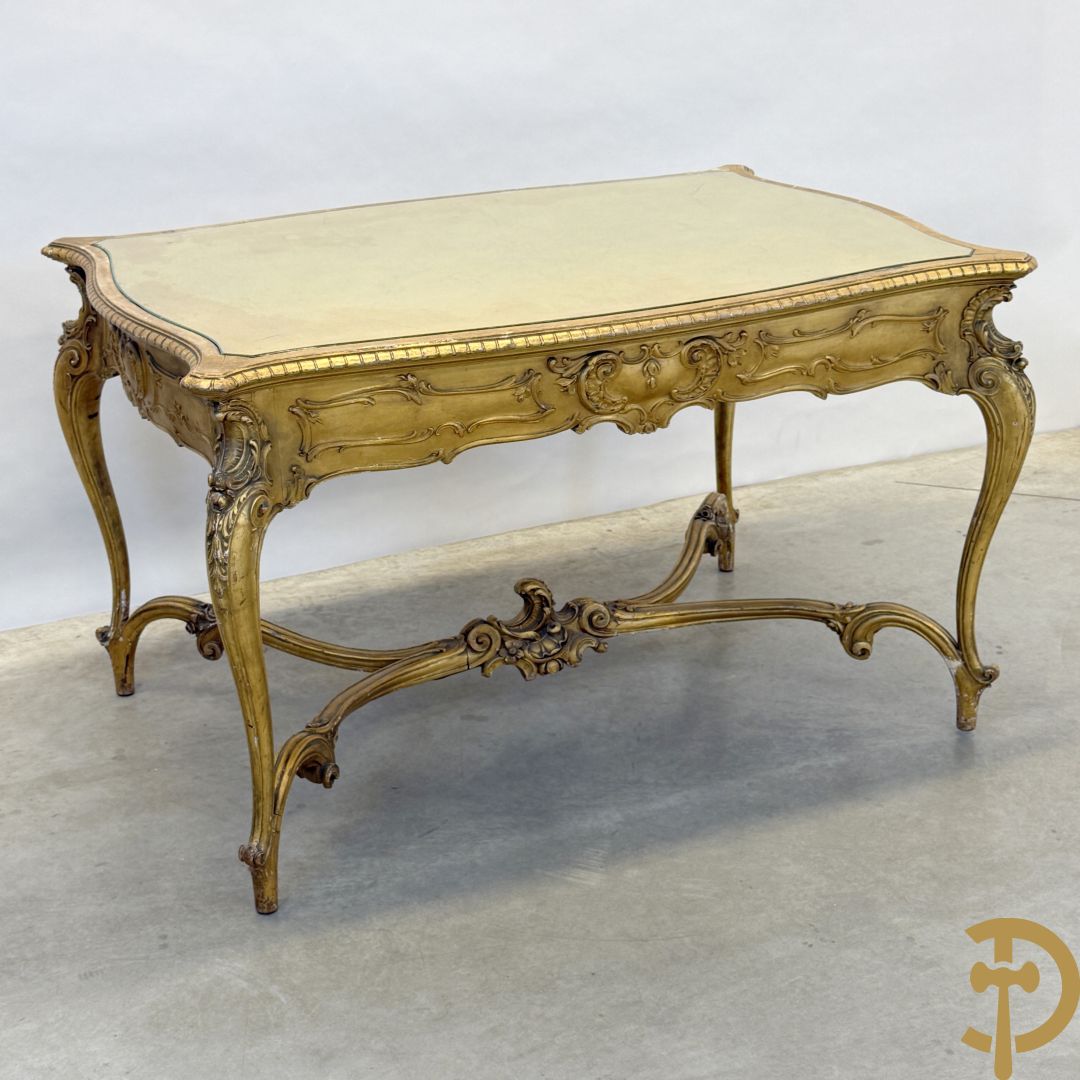 Vergulde tafel met rocailles en geslepen glazen blad op voluutvormige poten, Louis XV stijl