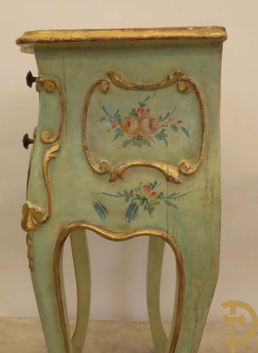 Paar gegalbeerde en gemonochromeerde bijzetkastjes met 2 lades en beschilderd bloemendecor op voluutvormige poten