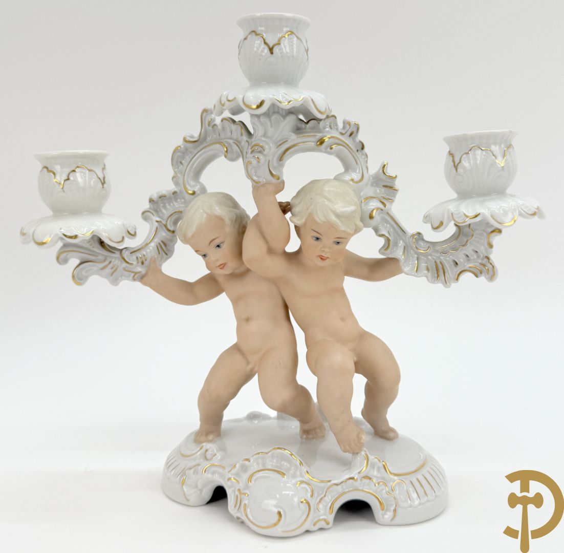 Twee kandelaars in biscuit met cupido