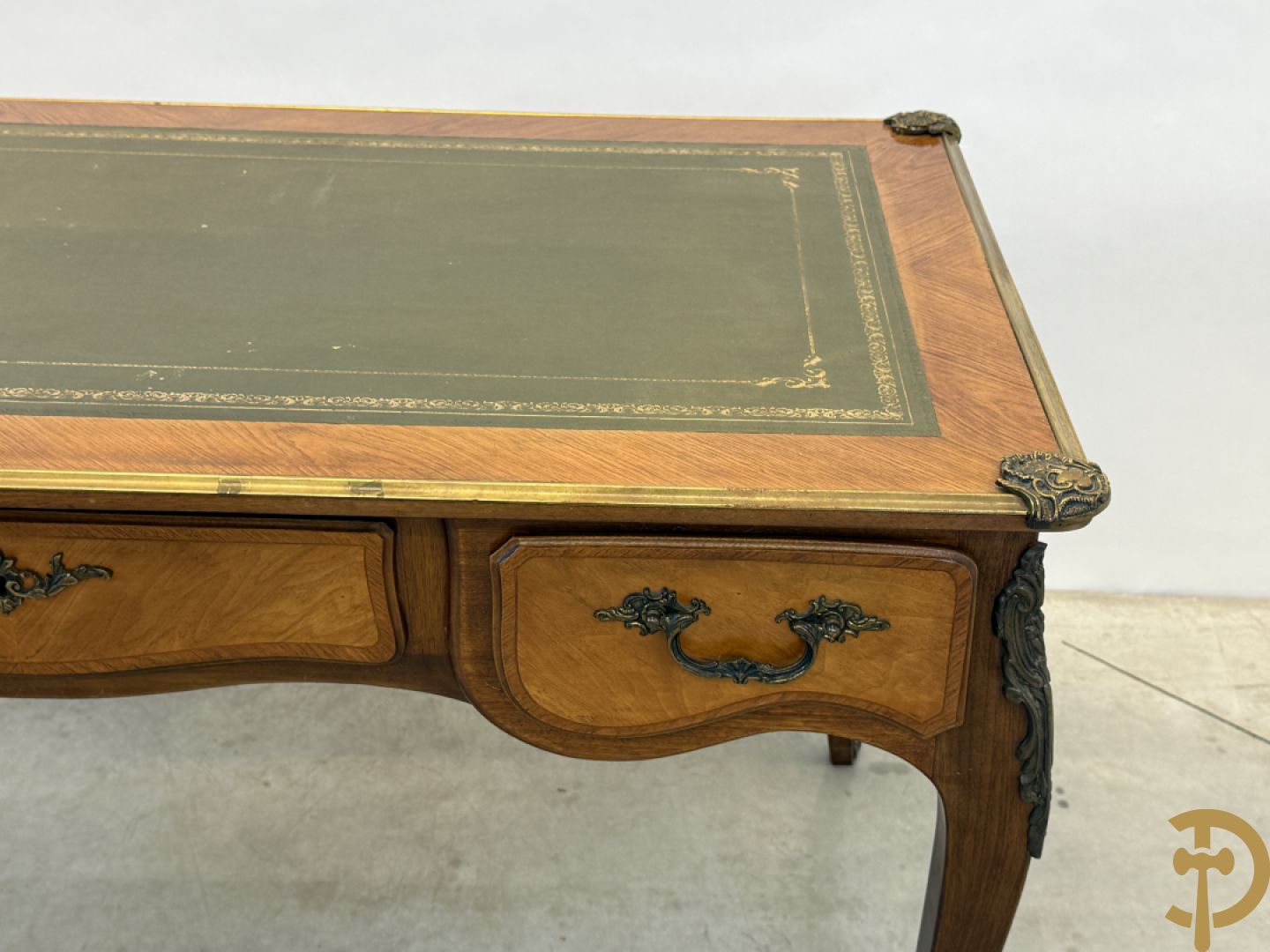 Notelaren Louis XV bureau met lederen blad, 3 lades  en bronsbeslag op voluutvormige poten
