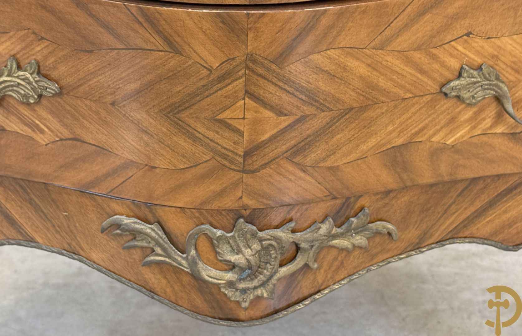 Notelaren drielandencommode met bronsbeslag en groen marmeren blad