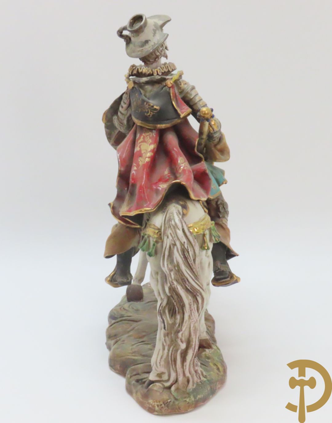 Beeld van Don Quichotte iop zijn paard n Italiaanse meerkleurige faience, Marioni P. gemerkt onderaan