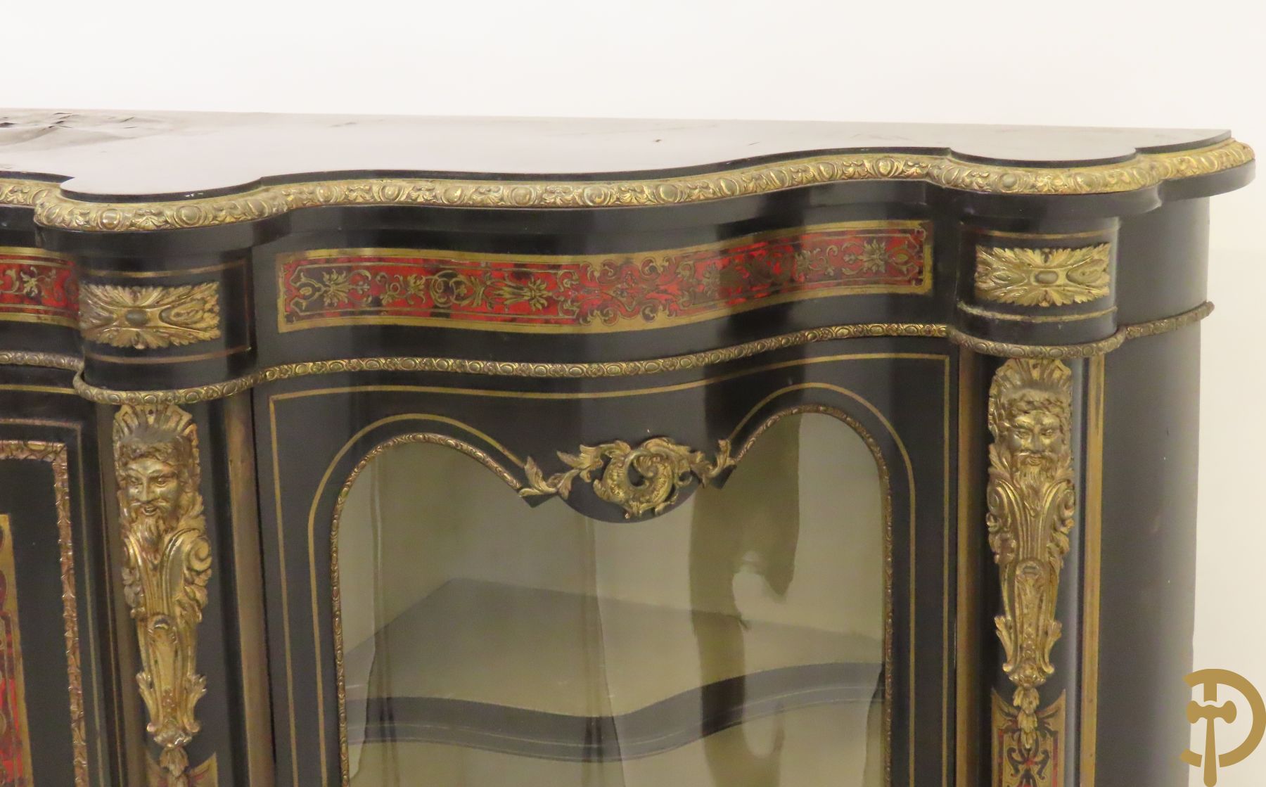 Groot Napoleon III dressoir met centrale deur bezet met medaillon in Boulletechniek - zijdelings met deuren in vitrineglas - bezet met bronzen ornamenten