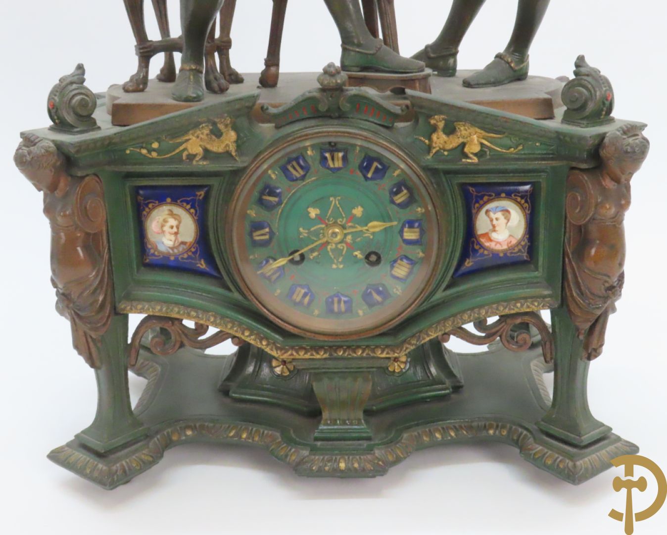 Driedelige kunstbronzen garnituur bestaande uit pendule met paar schakende edelheren, bezet met kariatiden - geflankeerd door paar driearmige kandelaars gehouden door 2 edelheren